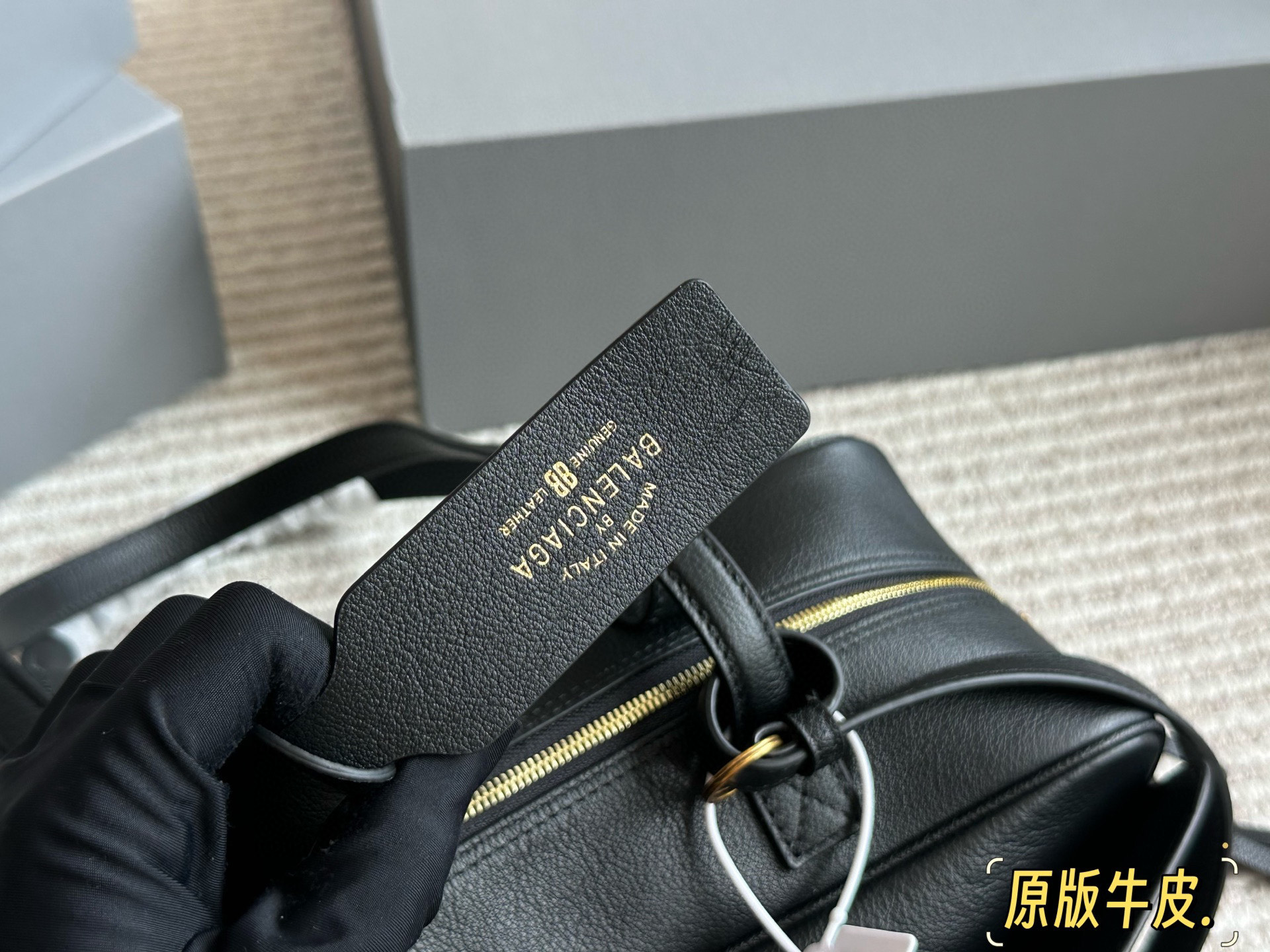 💰 280 原版牛皮 酷帅天花板 巴黎世家新推出的保龄球系列真的鲨疯了!!独特弧形包身上身辨识度直接拉满 双提手设计超贴心上身优雅大方，亦可单肩背随性自在 黑色牛皮材质质感无敌，光泽度恰到好处，看起来高级又耐造 32*12cm 配盒