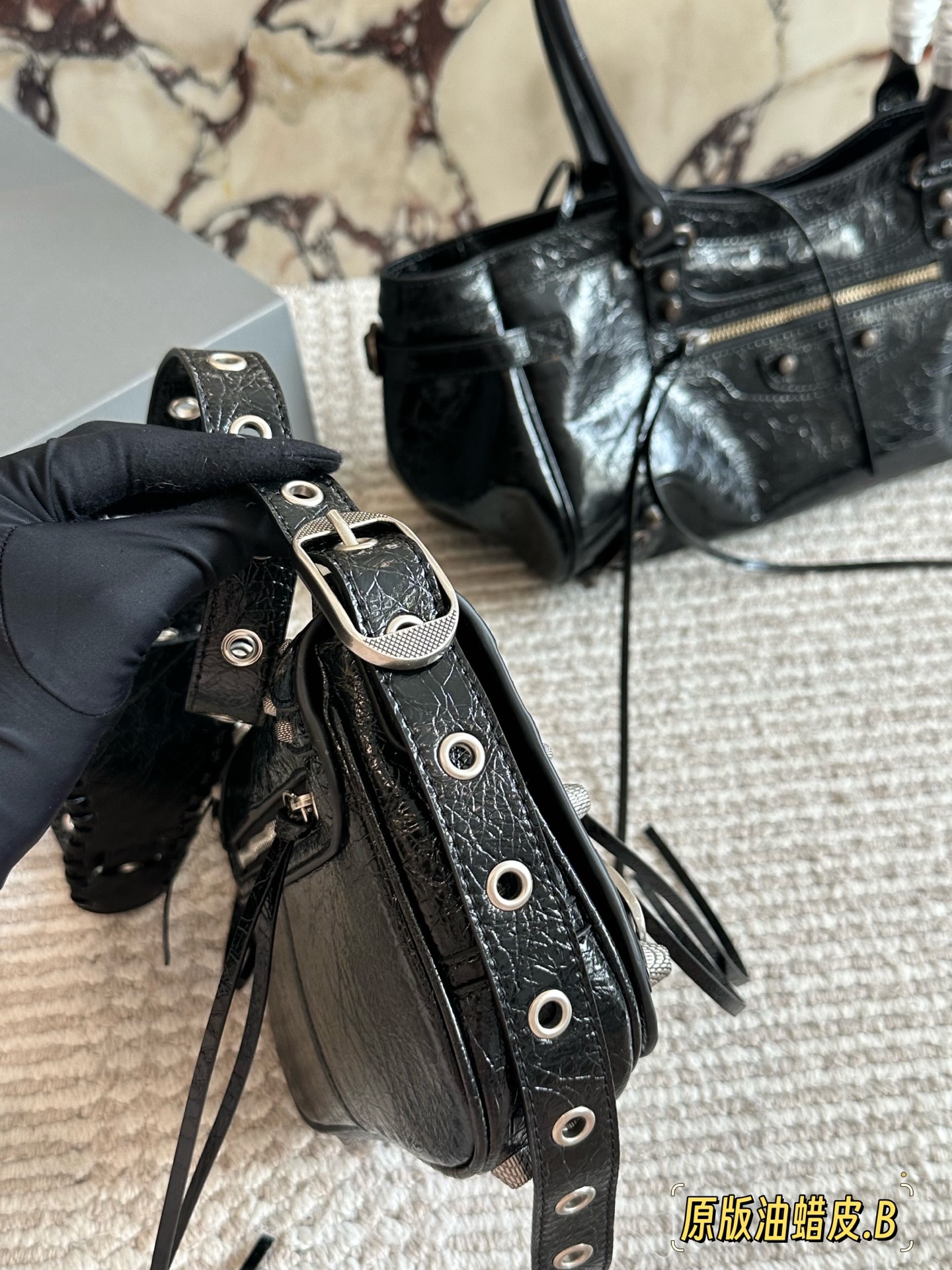 💰250 油蜡皮 配盒 size：24*14cm 巴黎世家Le duffle 致敬经典机车包系列重磅新款 不要泰可爱了吧!! 小小只百搭神器 mini size！ 可调节编织肩带附加孔眼 外挂皮革卡包、心型挂镜 🉑️腋下🉑️肩背🉑️斜背