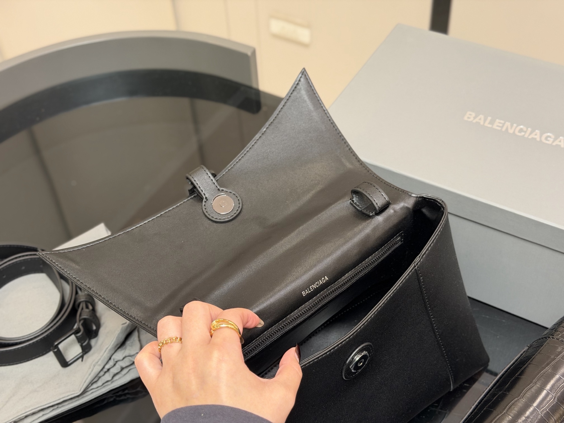 &yen;180 &yen;185 配盒！！ size：28cm 33cm Balenciaga down town 巴黎世家新款沙漏 异型包的设计又酷又高级 包身容量可观