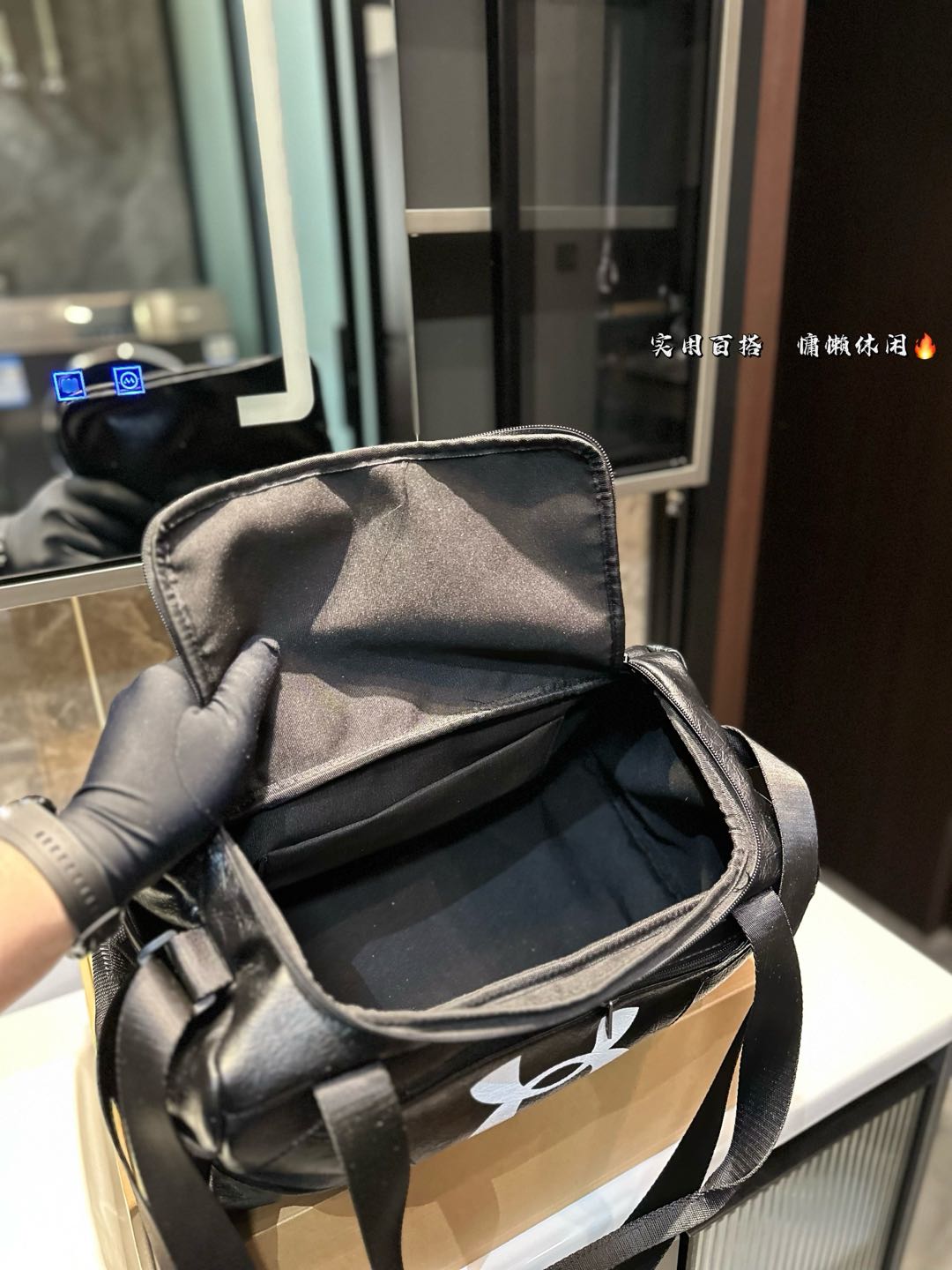 ❤️P175❤️ 种草巴黎世家的健身包联名安德玛 巴黎世家,时尚界的宠儿! 每一款单品都仿 佛在诉说着潮流的故事。 今日种草一个健身包包和安德玛联名的、这款包包,简直就是潮流界的超级巨星!它不仅拥有巴黎世家的奢华质感,还注入了安德玛的专业运动元素。巴黎世家,点燃时尚之火!它的设计充满力量感,让你自信满满地迎接每一个挑战。勇敢地展现自己的时尚态度 尺寸:39 18