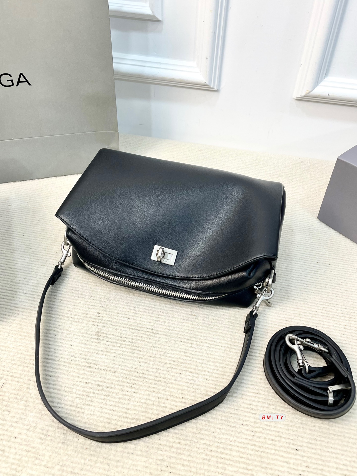 💰155 配折叠礼盒 巴黎世家Rodeo相机包，哑光质感+细腻褶纹，皮质柔软有韧性，越用越有光泽。简约包身配金属锁扣，细节精致，低调又高级！容量适中，手机、充电宝、笔记本都能装下，通勤休闲都OK。肩带可调节，手拎斜挎随心切换，实用又时髦。 尺寸：25*11*16