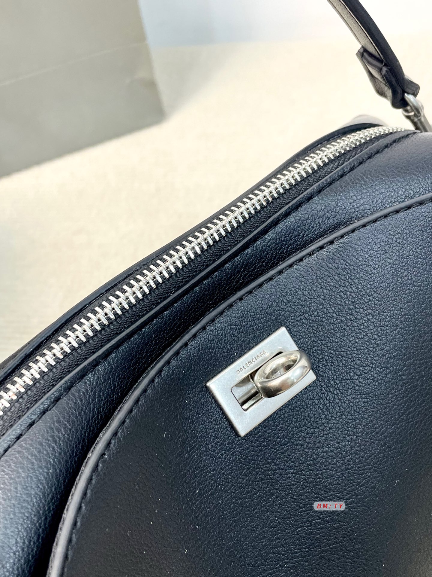 💰155 配折叠礼盒 巴黎世家Rodeo相机包，哑光质感+细腻褶纹，皮质柔软有韧性，越用越有光泽。简约包身配金属锁扣，细节精致，低调又高级！容量适中，手机、充电宝、笔记本都能装下，通勤休闲都OK。肩带可调节，手拎斜挎随心切换，实用又时髦。 尺寸：25*11*16