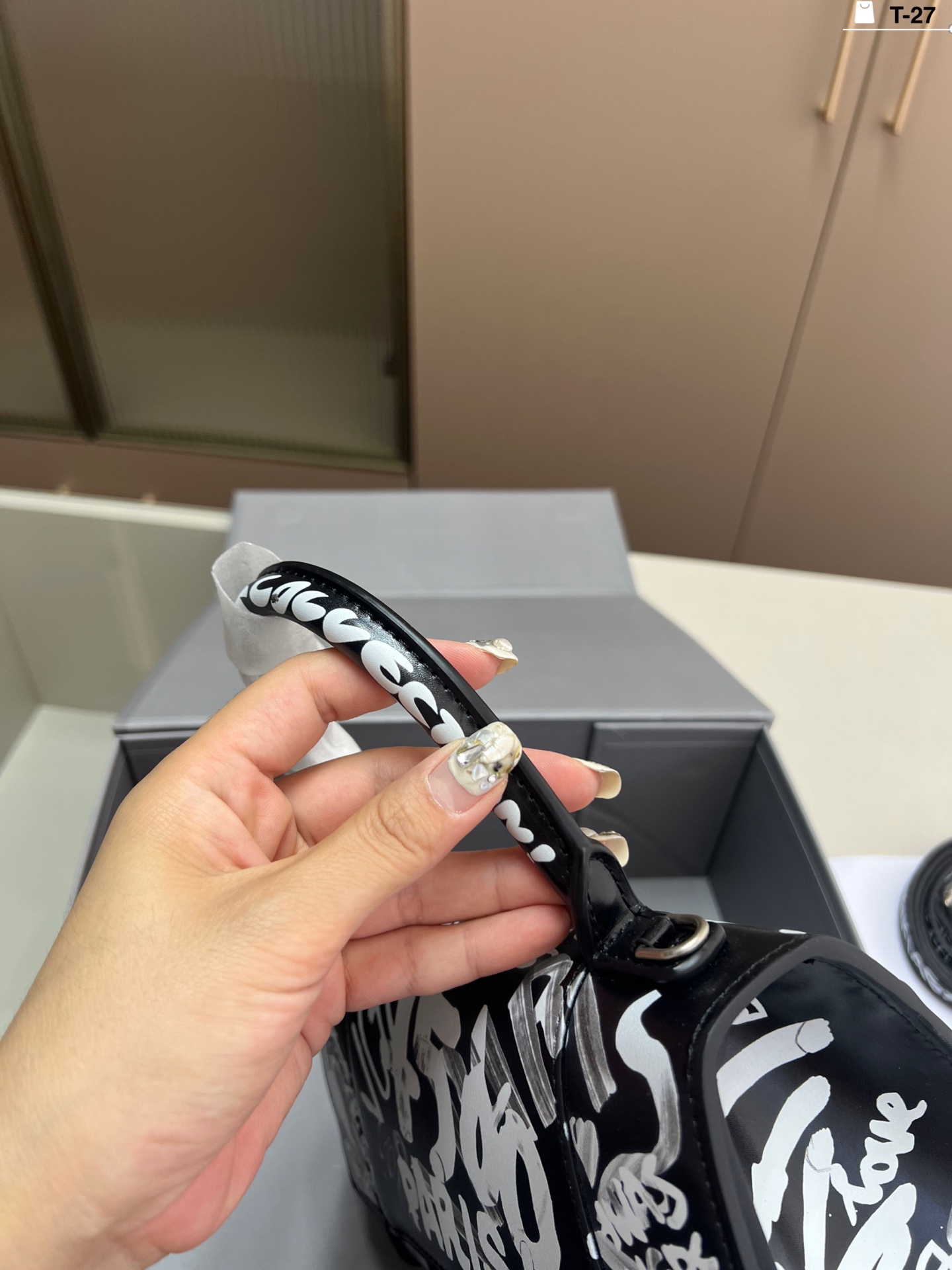 💰p155 巴黎世家涂鸦沙漏包 优雅 时尚 简单又大方 还带给你带来复古潮流的感觉 T-27尺寸22&times;10折叠盒