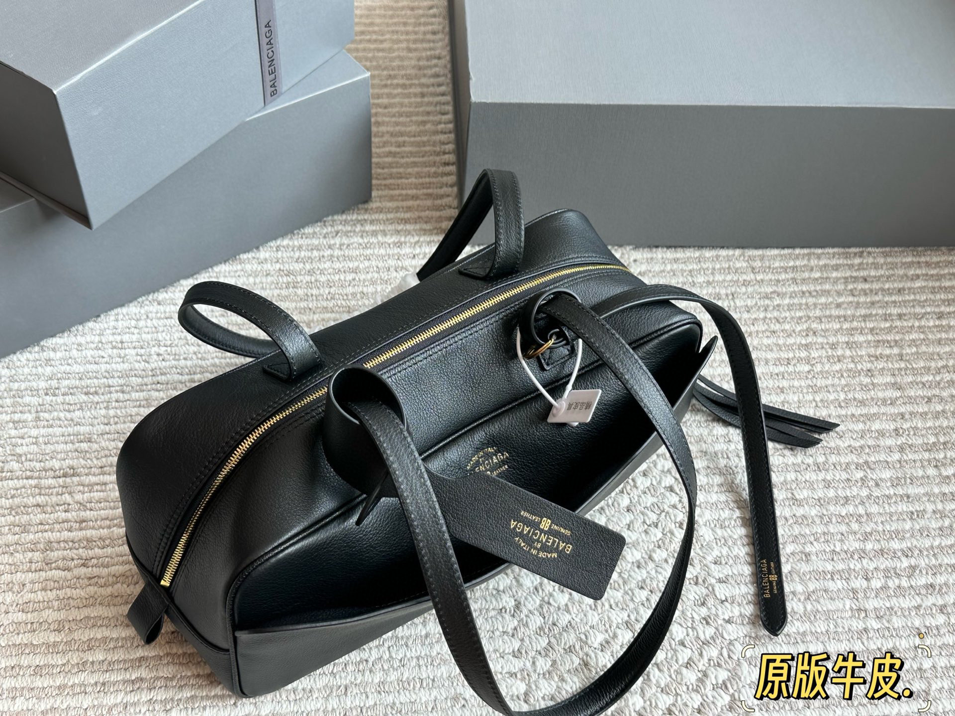 💰 280 原版牛皮 酷帅天花板 巴黎世家新推出的保龄球系列真的鲨疯了!!独特弧形包身上身辨识度直接拉满 双提手设计超贴心上身优雅大方，亦可单肩背随性自在 黑色牛皮材质质感无敌，光泽度恰到好处，看起来高级又耐造 32*12cm 配盒