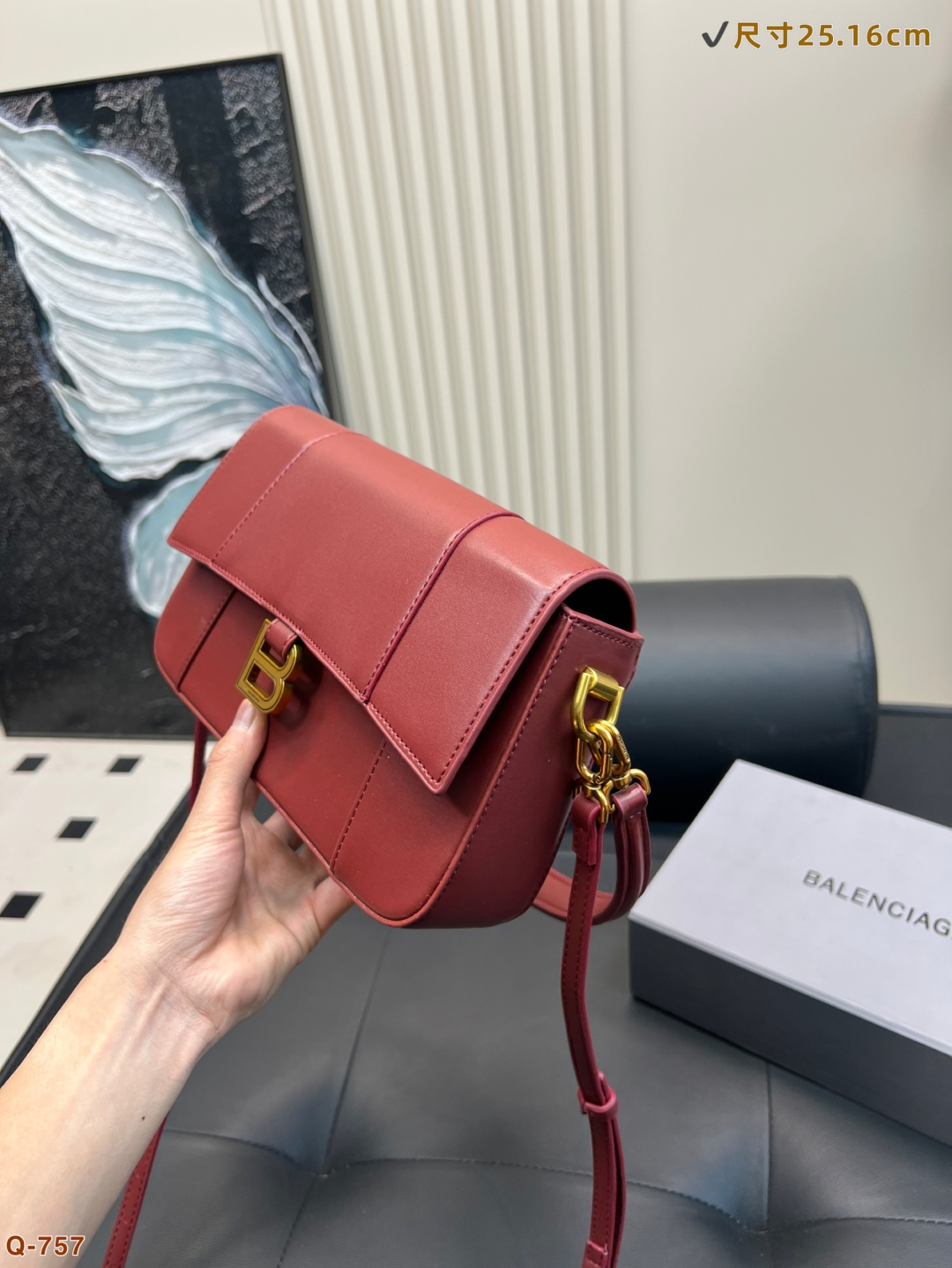 💰160 配折叠盒 巴黎世家CHIPS薯片袋造型颠覆传统牛皮材质打造独特触感，超薄设计却能装下手机、口红，兼具趣味与实用。搭配可拆卸肩带，轻松驾驭街头潮搭与摩登商务。以先锋设计打破平庸，让每一次出场都成为话题焦点！ 尺寸25.16cm