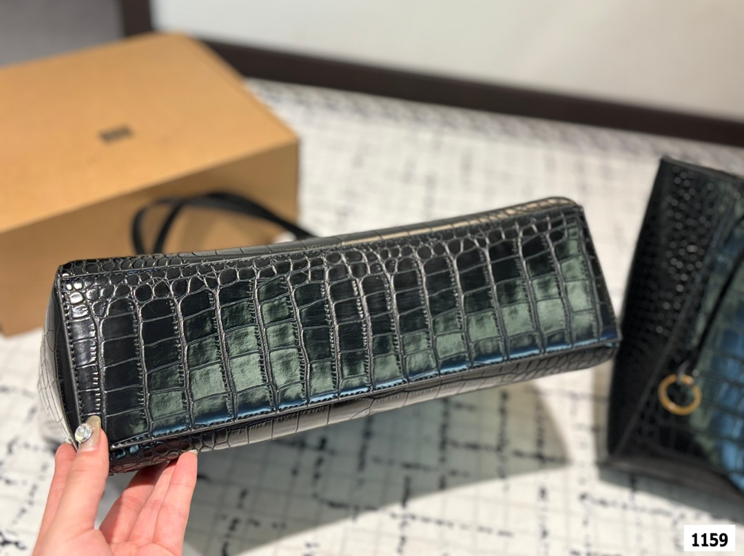 大号P140 小号P135 巴黎世家托特 Balenciaga 2025年新款 Hampton Carry All 手袋 洗练倒梯形结构搭配管状皮革双手柄，简化的包身结构更为轻便 尺寸：大号36 27 小号24 26