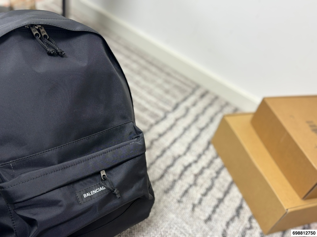 p190 Balenciaga双肩包 巴黎世家 男女皆可 百搭休闲 容量超惊人 重点是真的很轻便 设计也很简约耐看 尺寸33 44