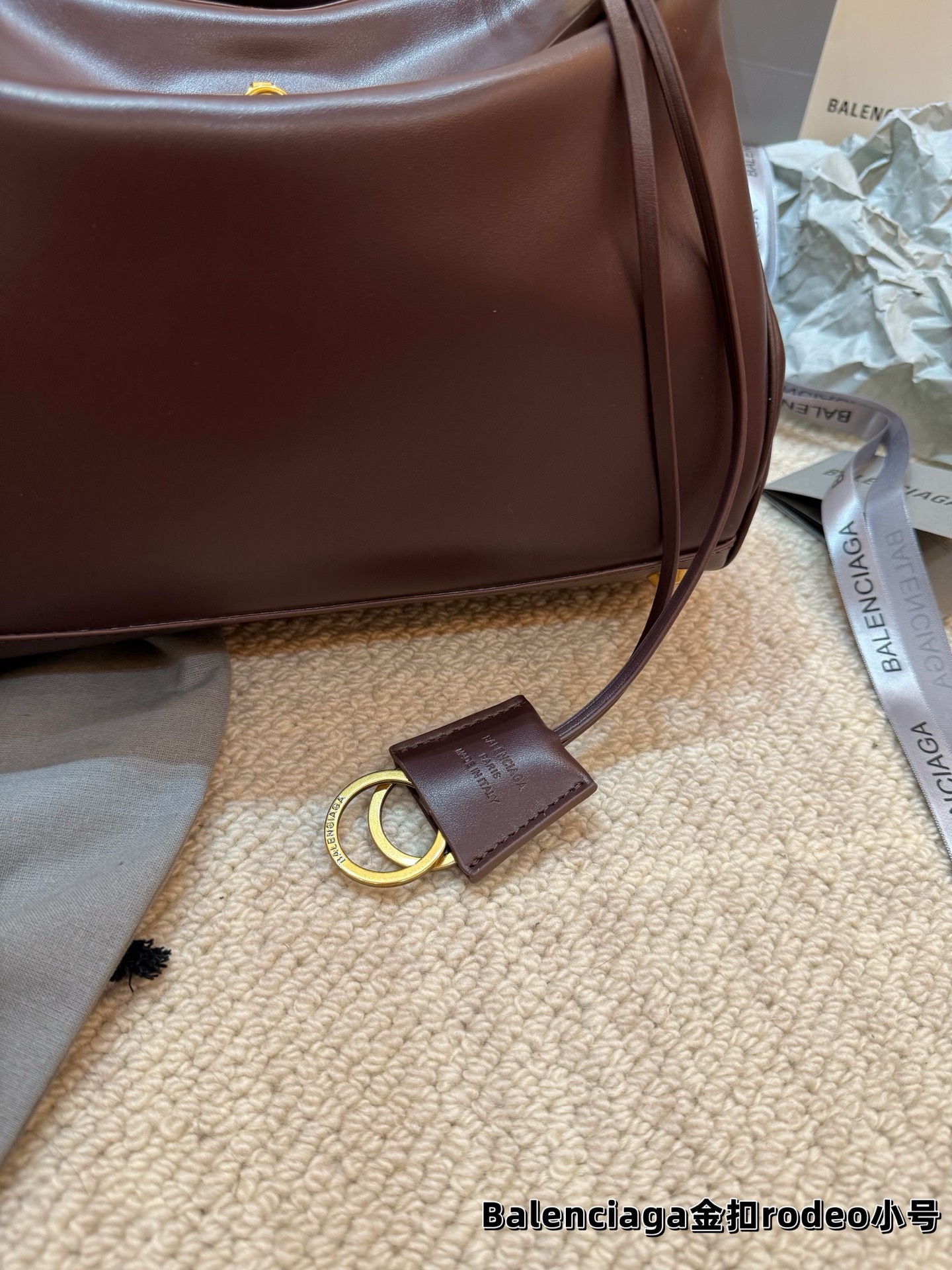 顶级原单 P240 巴黎世家 RODEO 托特包 矮个子也能驾驭的一款包包! 虽说是有两个扣子 建议老婆们扣在里面 前面可以拉拢下来更有设计感 更独特 和秋冬季的衣服超好搭!超米超喜欢💕 尺寸小号28.20