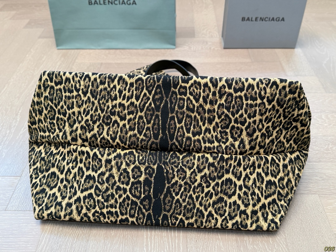 &yen;170 巴黎世家 Balenciaga托特包 最新款帆布豹纹 豹纹一直是时尚圈的代名词 上身就是时髦精 容量很大 尺寸：底45高34