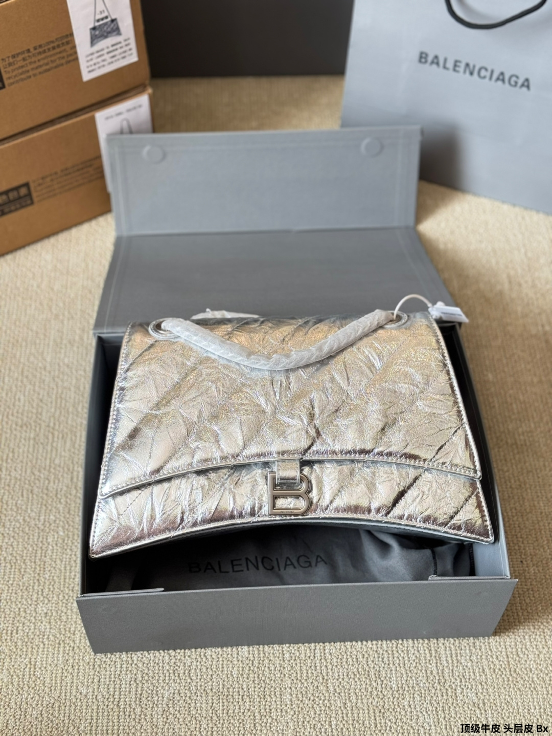 顶级原单 头层皮 p230/p200/p180 有Bella独特的氛围感了，好绝。 有Bella 那味儿了 一独特的氛围感好绝。 来自巴黎世家 Crush气场强大的实用型 大包包强势回归！ 巴黎世家 Crush 以 Hourglass 沙漏包廓形为基础，特殊 处理后呈现出皱褶纸质感的纹理，软软的包身 十褶皱 感皮质，满满的前卫感！ 整个包真的一眼爱上，经典沙漏轮廓，皮质柔软，手感 像枕头一般超级好！尺寸大号30 20cm 小号25 15cm 迷你20 13cm