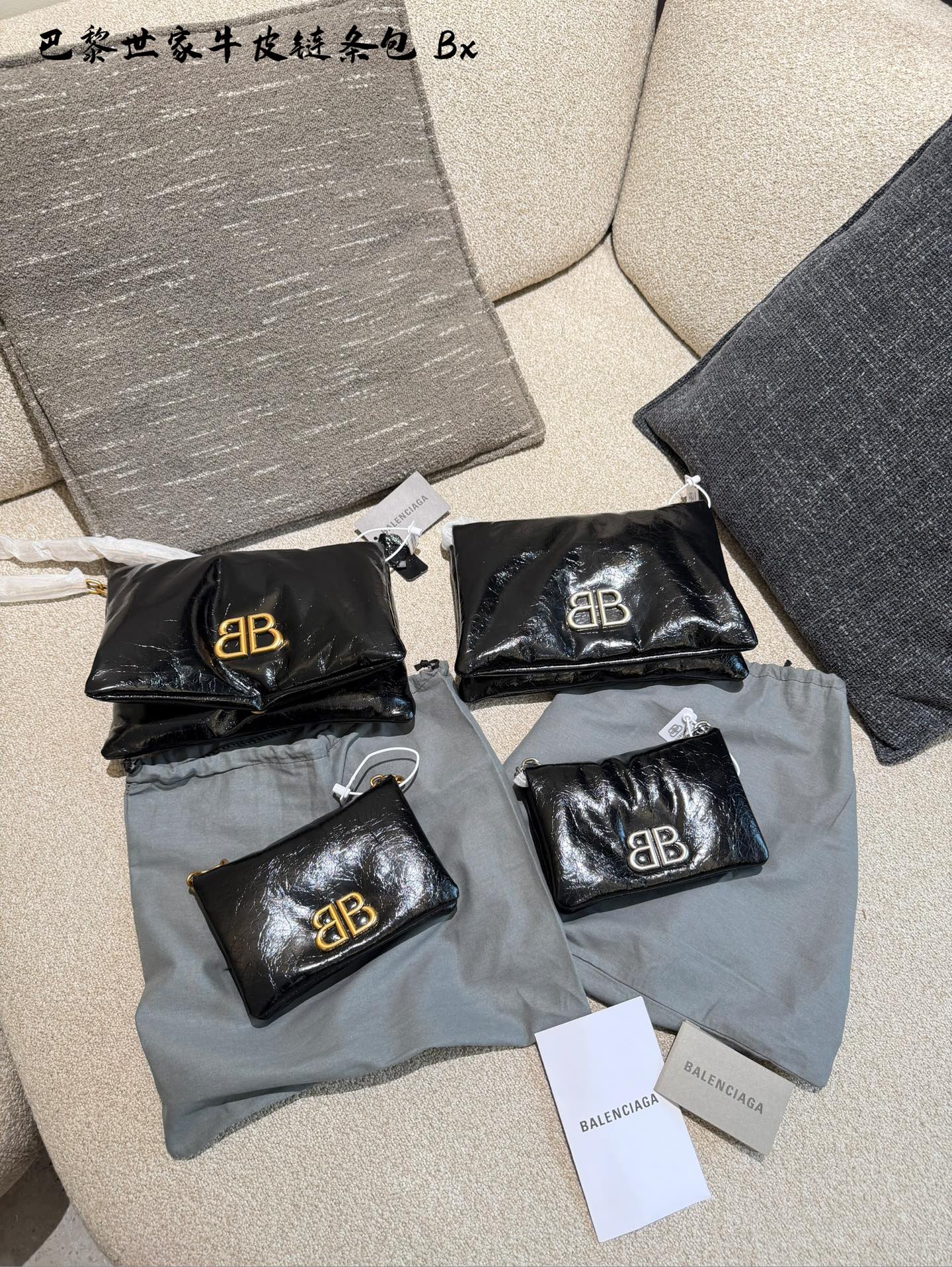 p150p175 巴黎世家新到美丽的小包包 巴黎世家monaco nano手袋 尺寸：长18cm，25cm &bull; 蓬松细纹羊皮革 &bull; Nano手袋 &bull; 链式肩带53.8厘米，把链条绑起来还可以当作手包哦🩵