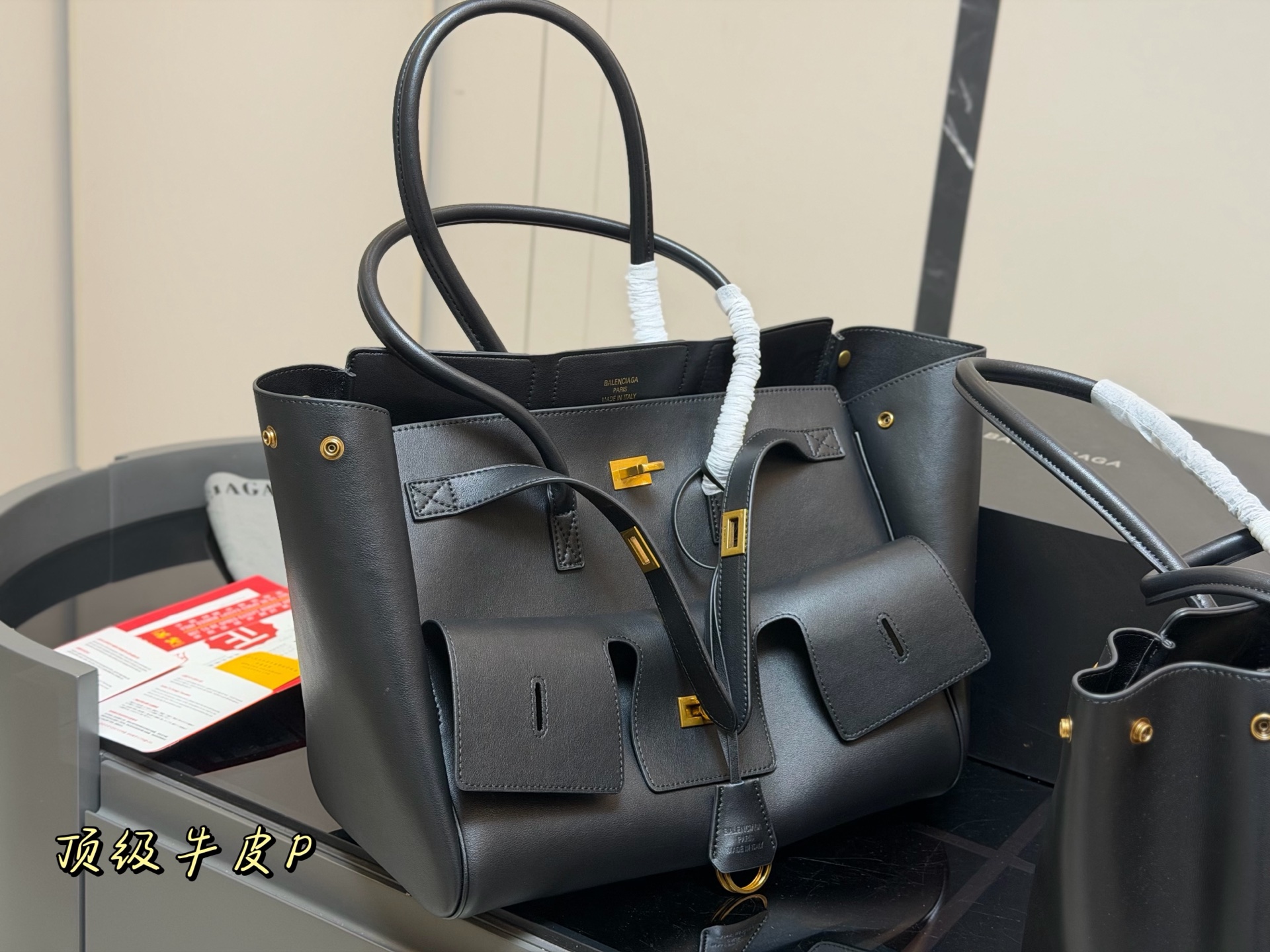 ¥420 ¥390 配折叠盒飞机盒 size:36.28cm 30.24cm 巴黎世家新款belair 大廓形包包 柔软的大廓形包包 上身慵懒感立刻get、 真的很喜欢又方便又酷的超实用大包!