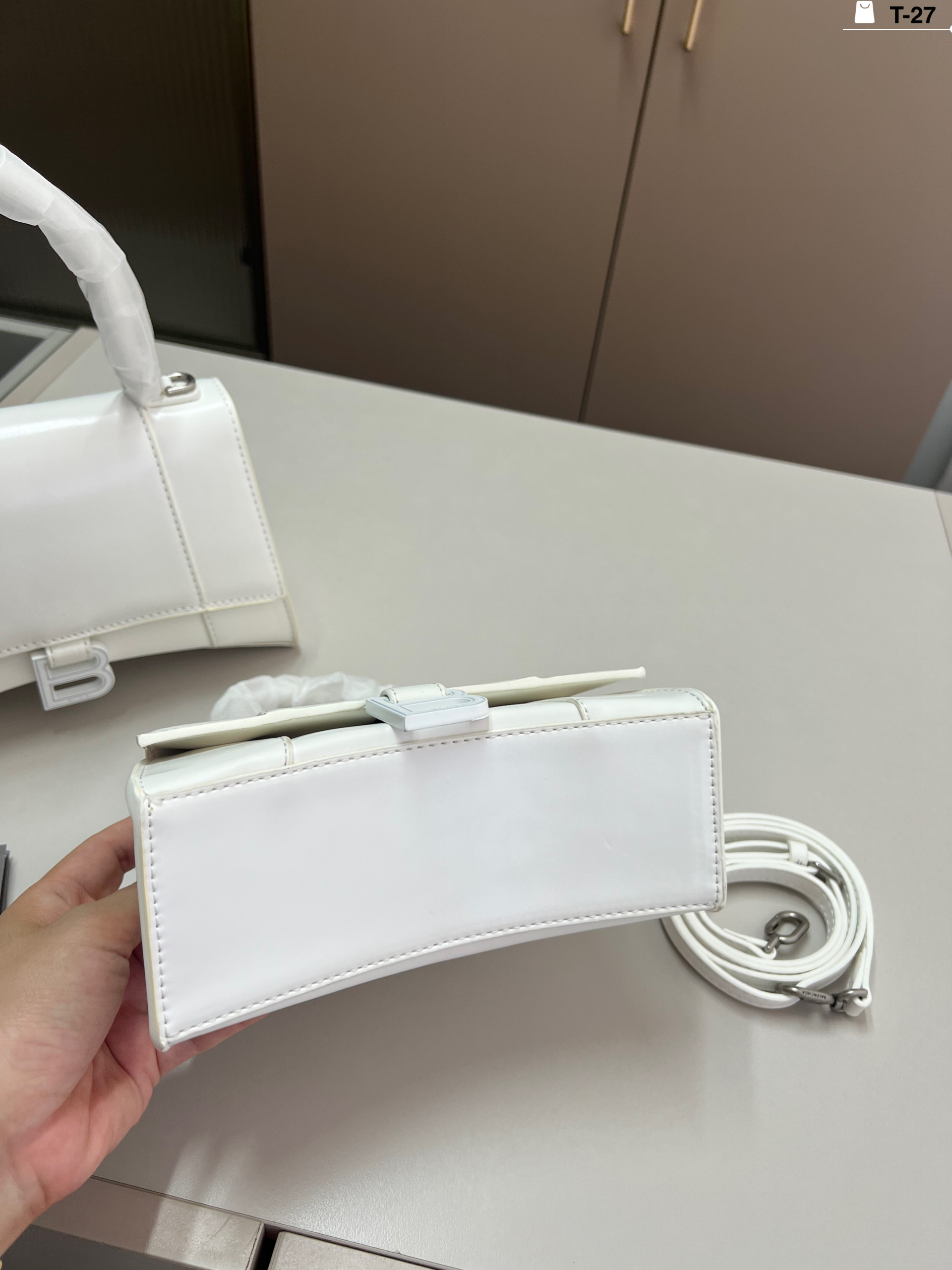 小💰p135 巴黎世家沙漏包（平纹） 优雅 时尚 简单又大方 还带给你带来复古潮流的感觉 T-27尺寸19&times;9/22&times;10折叠盒