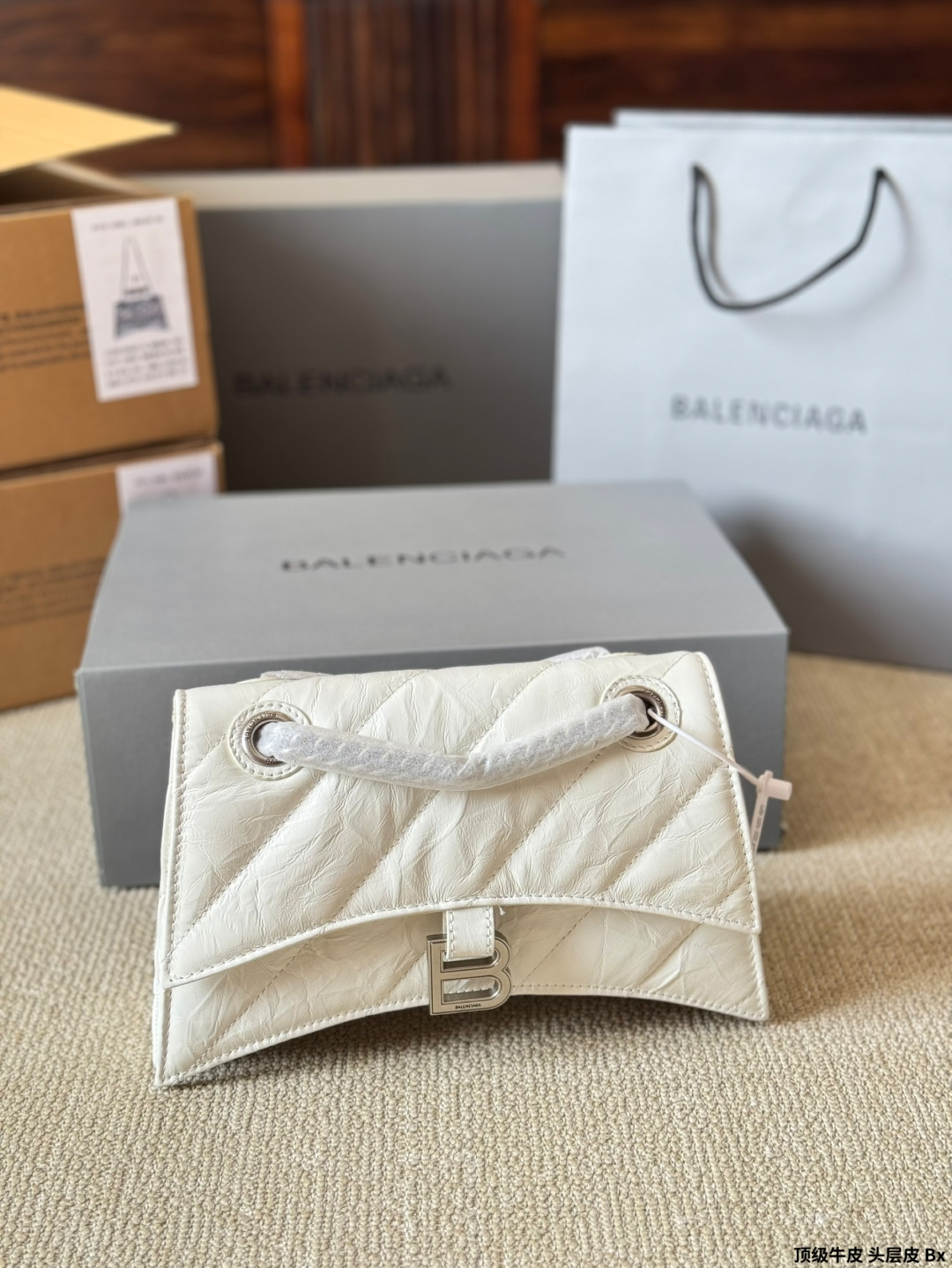 顶级原单 头层皮 p230/p200/p180 有Bella独特的氛围感了，好绝。 有Bella 那味儿了 一独特的氛围感好绝。 来自巴黎世家 Crush气场强大的实用型 大包包强势回归！ 巴黎世家 Crush 以 Hourglass 沙漏包廓形为基础，特殊 处理后呈现出皱褶纸质感的纹理，软软的包身 十褶皱 感皮质，满满的前卫感！ 整个包真的一眼爱上，经典沙漏轮廓，皮质柔软，手感 像枕头一般超级好！尺寸大号30 20cm 小号25 15cm 迷你20 13cm