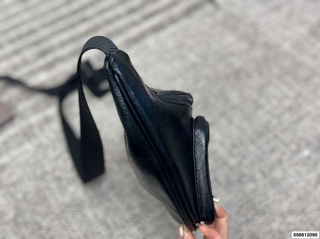 P120 巴黎世家腋下包 又出新单品▲新款 sling bag来啦~ 法棍包型超级实用的一款! 尺寸29.18