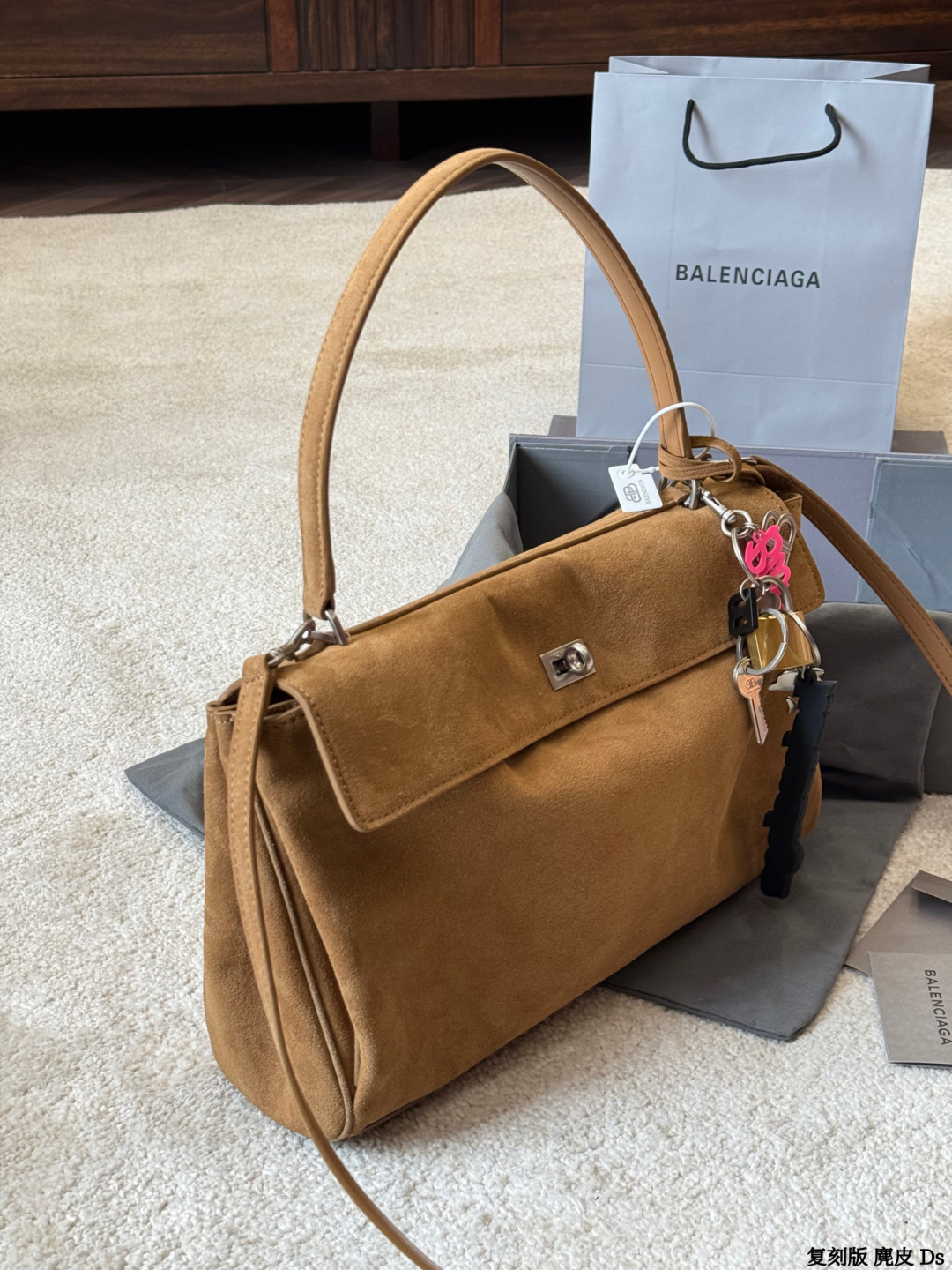 复刻版 麂皮 p295 巴黎世家新款RODEO大廓形包包 柔软的大廓形包包 上身慵懒感立刻get、 真的很喜欢又方便又酷的超实用大包! ⚠️牛皮品质 尺寸 35 23cm