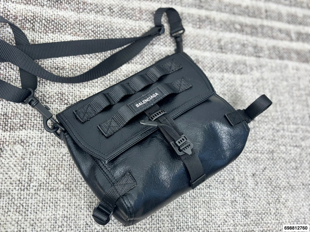 P190 巴黎世家邮差 还有这么机能风的Balenciaga邮差!!!! 实物巨巨巨好看!! 走在潮流第一线的俊男靓女们必须要拥有这只巴黎世家 尺寸：24 19