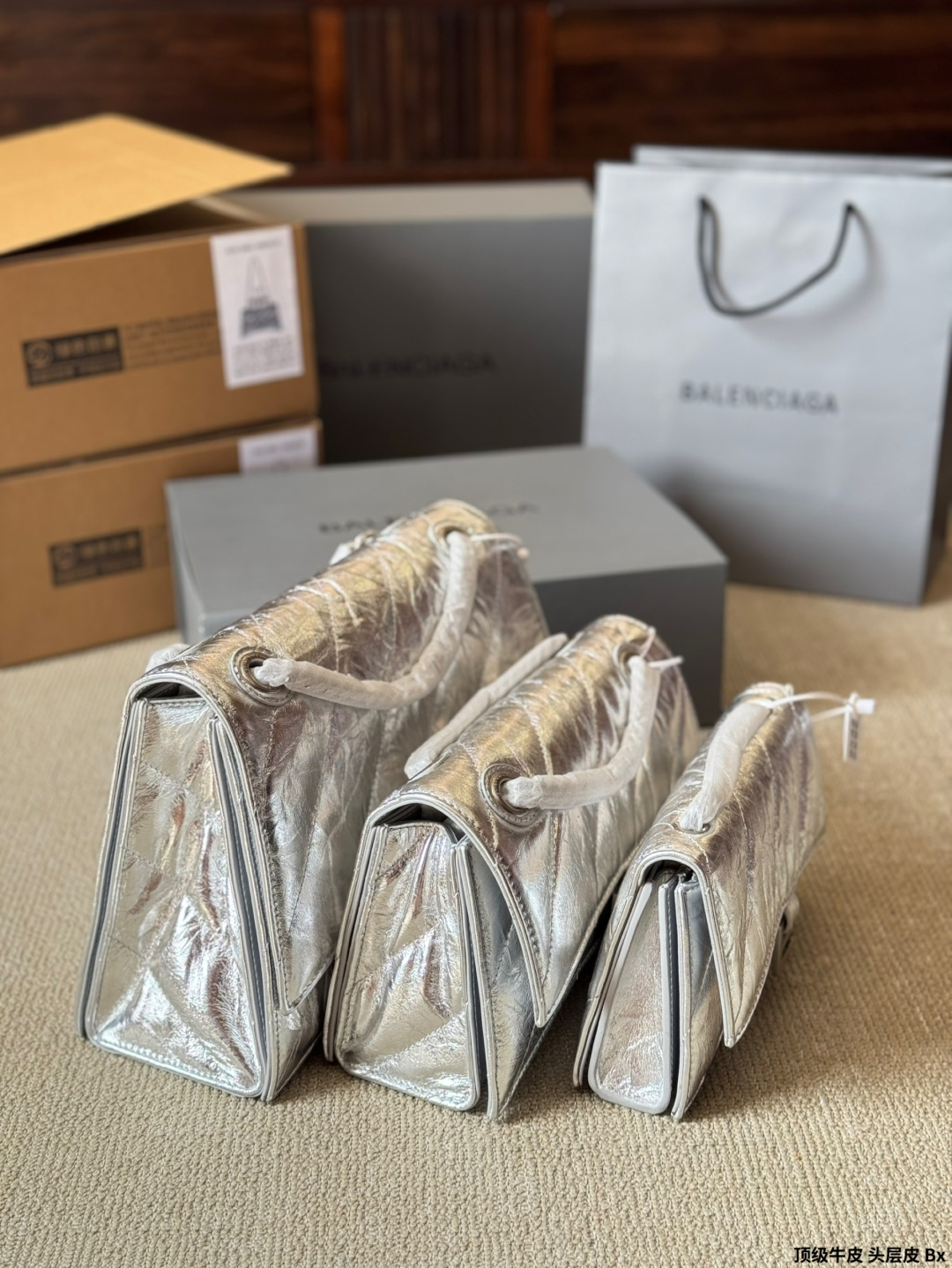 顶级原单 头层皮 p230/p200/p180 有Bella独特的氛围感了，好绝。 有Bella 那味儿了 一独特的氛围感好绝。 来自巴黎世家 Crush气场强大的实用型 大包包强势回归！ 巴黎世家 Crush 以 Hourglass 沙漏包廓形为基础，特殊 处理后呈现出皱褶纸质感的纹理，软软的包身 十褶皱 感皮质，满满的前卫感！ 整个包真的一眼爱上，经典沙漏轮廓，皮质柔软，手感 像枕头一般超级好！尺寸大号30 20cm 小号25 15cm 迷你20 13cm