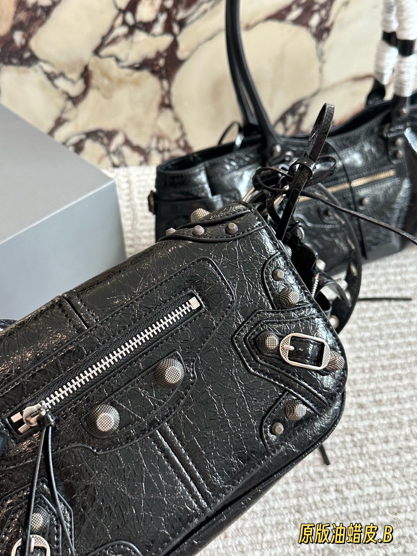 💰250 油蜡皮 配盒 size：24*14cm 巴黎世家Le duffle 致敬经典机车包系列重磅新款 不要泰可爱了吧!! 小小只百搭神器 mini size！ 可调节编织肩带附加孔眼 外挂皮革卡包、心型挂镜 🉑️腋下🉑️肩背🉑️斜背