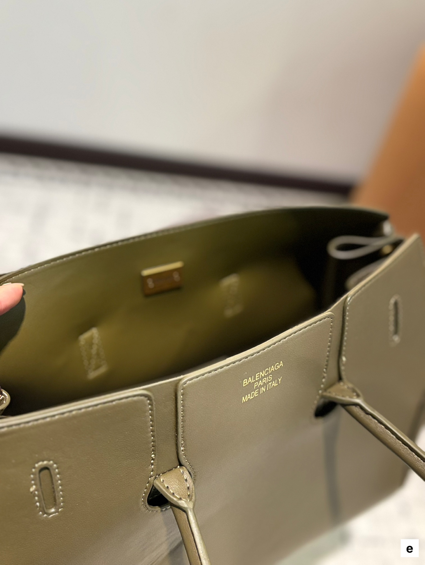 牛皮 p285 卡戴珊look|巴黎世家 甲甲卡戴珊(Kim Kardashian)套装巴黎世家家的 (铂金包Balenciaga belair)黑色机车过膝靴穿出了卡戴珊的霸气. 。。今年巴黎世家的包把爱马仕玩的淋漓尽先是kelly redeo，又是birkin的belair。光价格没比爱 马仕便宜哦，真是又爱又恨的。大号35 30cm