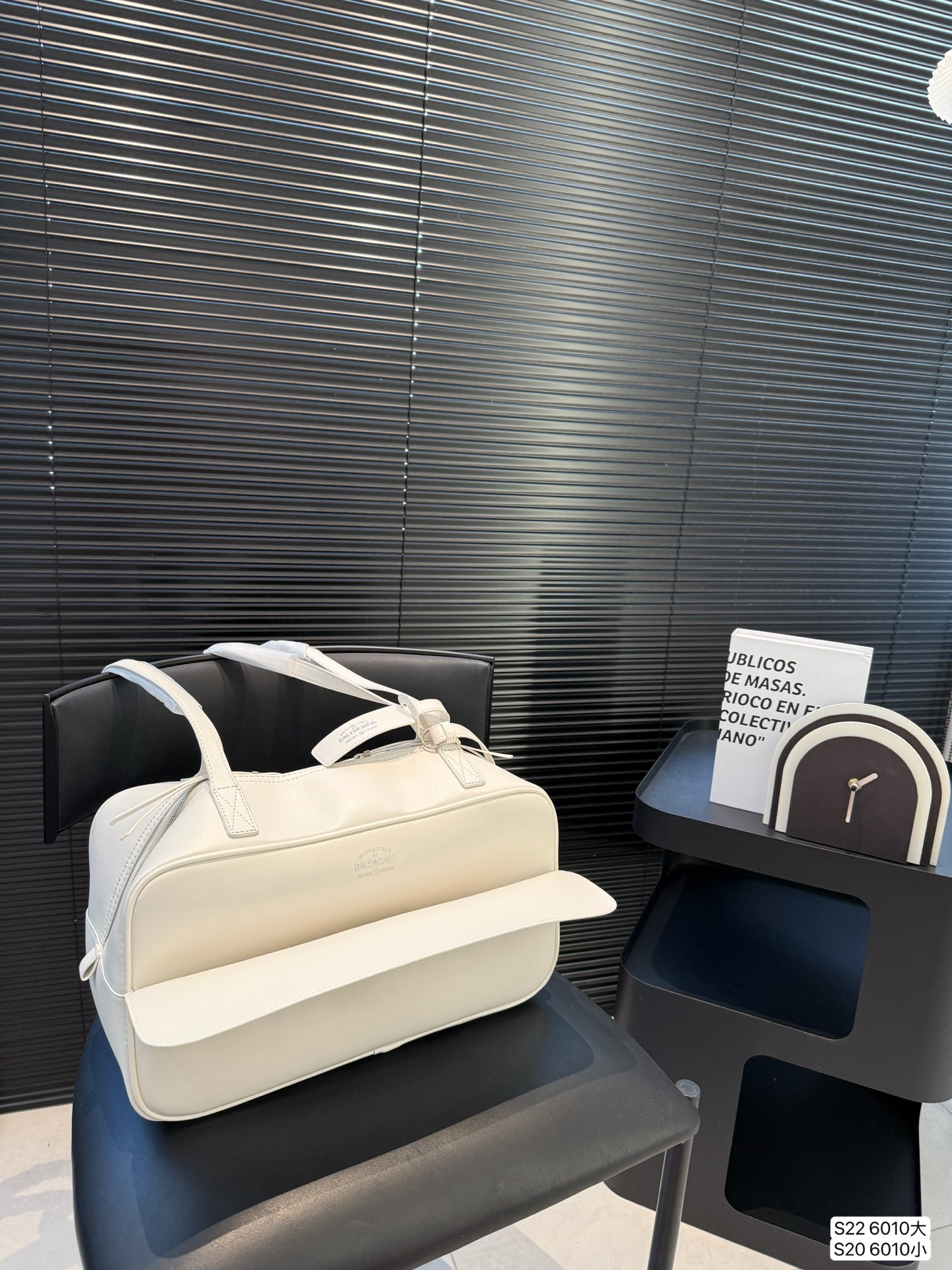 大号P160 小号P150 巴黎世家 腋下包 Carrie 上新:巴黎世家腋下包Carrie~ 新推出的保龄球系列真的鲨疯了!!独特弧形包身上身辨识度直接拉满 双提手设计超贴心上身优雅大方，亦可单肩背随性自在大小两个尺寸满足出行需求 尺寸：大37 20 小32 13 货号6010