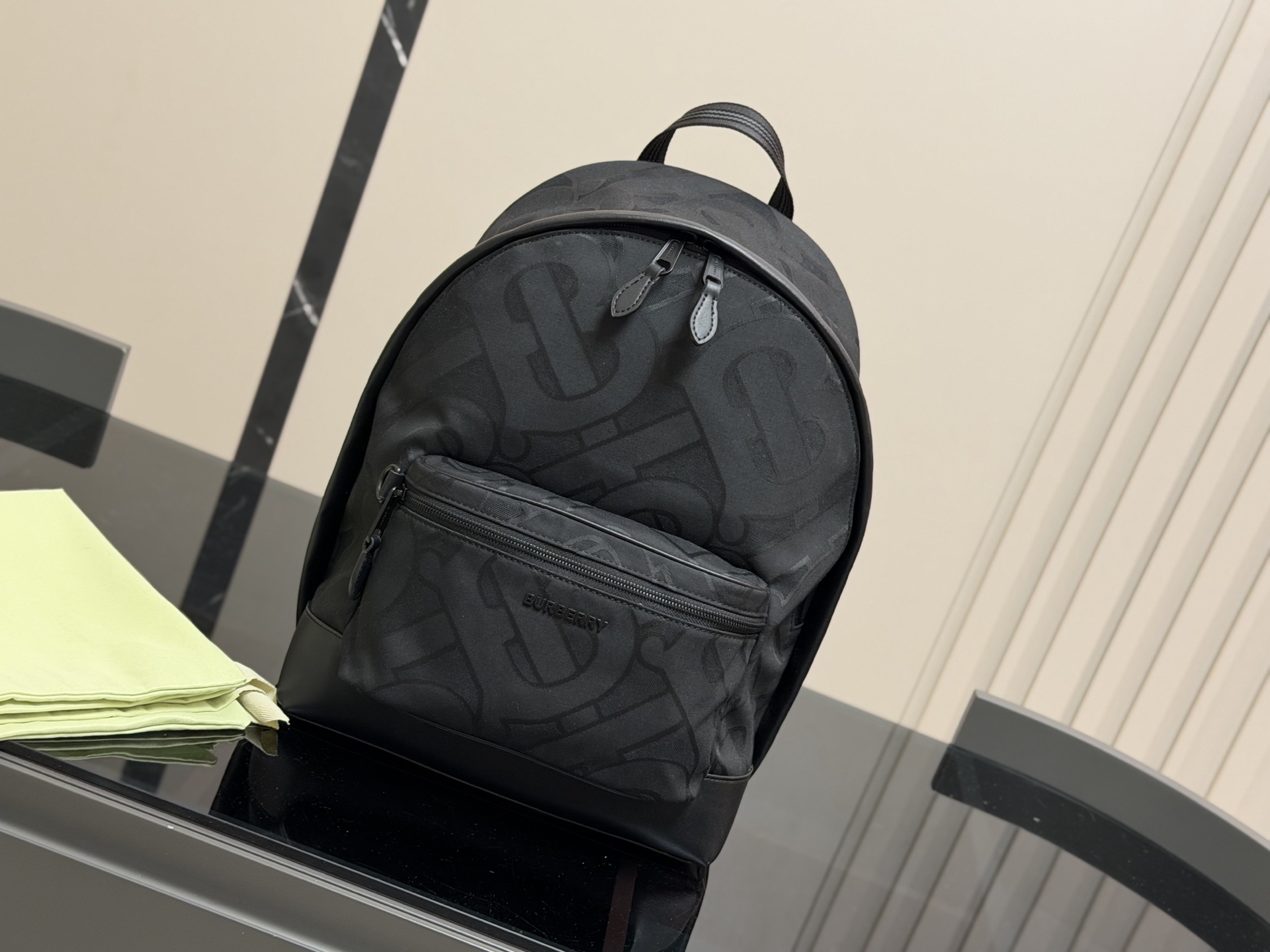 &yen;220 无盒 轻便又🈶️容量 size：30*40cm 巴宝莉双肩包🎒 这款背包以标志性Burberry Trench风衣的独创面料作为灵感来源， 采用与棉质嘎巴甸同为密织结构的柔韧尼龙材质制成。 真的是好用到心坎里。