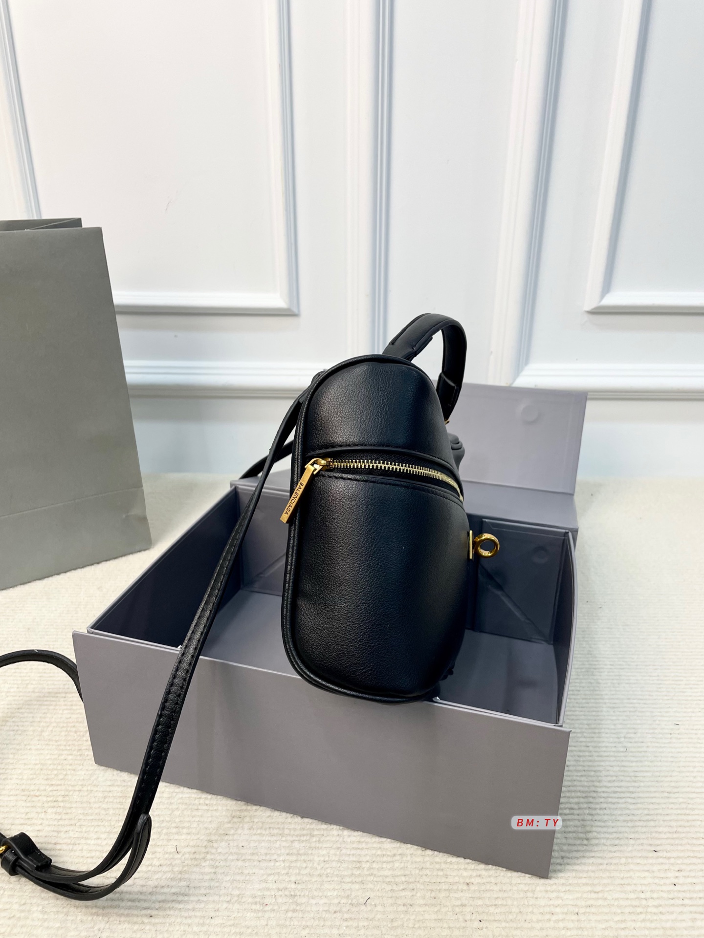 💰150 配折叠礼盒 巴黎世家2025秋冬Rodeo Vanity饭盒包，选用光滑皮革+金属Logo，低调又高级。包身线条简洁，顶部提手+可拆卸肩带，手提、斜挎、肩背都OK，背法超灵活！容量手机、钱包、口红轻松收纳，日常通勤休闲都能搭配。 尺寸：21*8*18.5