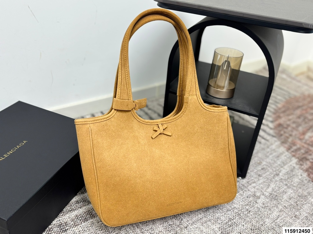 p160 配盒子巴黎世家 Balenciaga 巴黎世家 托特包 这款黑色托特包采用麂皮 表面细腻有质感，设计极简，线条流畅，低调又高级。容量大，通勤或短途出行都很实用，手提肩背都方便。黑色百搭，轻松融入各种穿搭，简约风格爱好者必入！日常通勤、休闲场合都能hold住，实用又提升造型感山 尺寸36 24