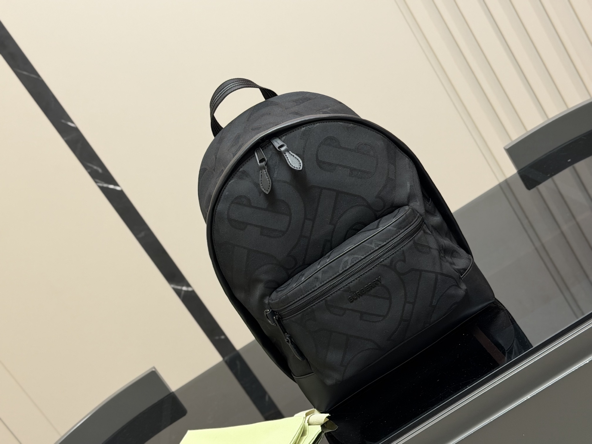 &yen;220 无盒 轻便又🈶️容量 size：30*40cm 巴宝莉双肩包🎒 这款背包以标志性Burberry Trench风衣的独创面料作为灵感来源， 采用与棉质嘎巴甸同为密织结构的柔韧尼龙材质制成。 真的是好用到心坎里。