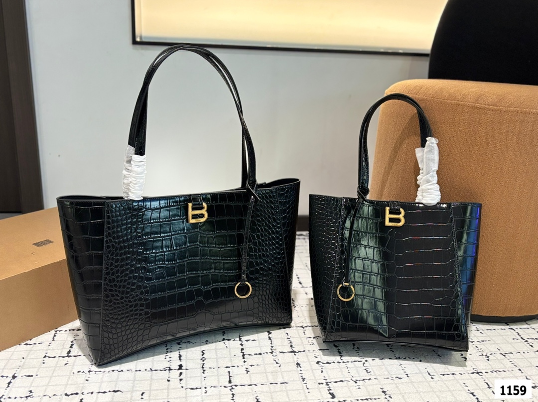 大号P140 小号P135 巴黎世家托特 Balenciaga 2025年新款 Hampton Carry All 手袋 洗练倒梯形结构搭配管状皮革双手柄，简化的包身结构更为轻便 尺寸：大号36 27 小号24 26