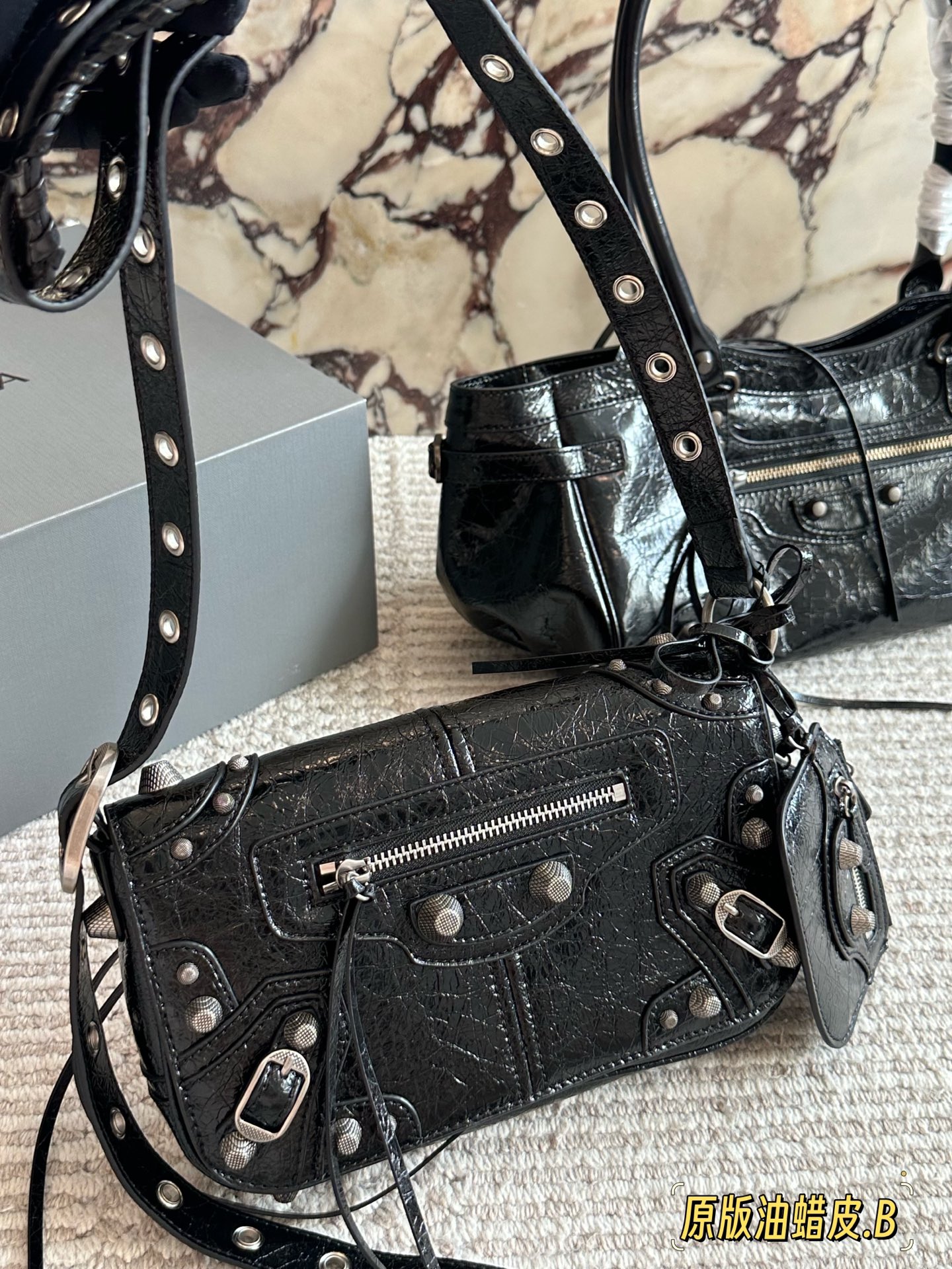 💰250 油蜡皮 配盒 size：24*14cm 巴黎世家Le duffle 致敬经典机车包系列重磅新款 不要泰可爱了吧!! 小小只百搭神器 mini size！ 可调节编织肩带附加孔眼 外挂皮革卡包、心型挂镜 🉑️腋下🉑️肩背🉑️斜背