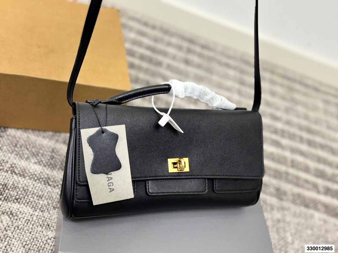 p215 全套包装 size: 28*14cm 巴黎世家 belair这个系列太顶了! 新款手包/斜挎包小小的很精致! 牛皮品质哦! 皮质的韧性与手感都非常柔和哦