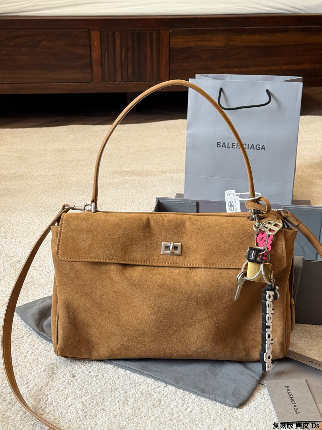 复刻版 麂皮 p295 巴黎世家新款RODEO大廓形包包 柔软的大廓形包包 上身慵懒感立刻get、 真的很喜欢又方便又酷的超实用大包! ⚠️牛皮品质 尺寸 35 23cm