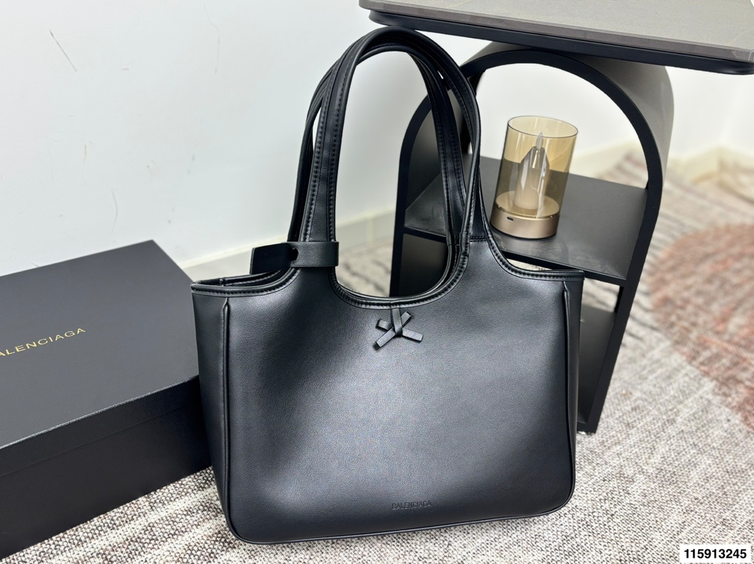 p145 配盒子 Balenciaga 巴黎世家 托特包 这款白色托特包采用柔软皮革，表面细腻有质感，设计极简，线条流畅，低调又高级。容量大，通勤或短途出行都很实用，手提肩背都方便。黑色百搭，轻松融入各种穿搭，简约风格爱好者必入！日常通勤、休闲场合都能hold住，实用又提升造型感山 尺寸36 24