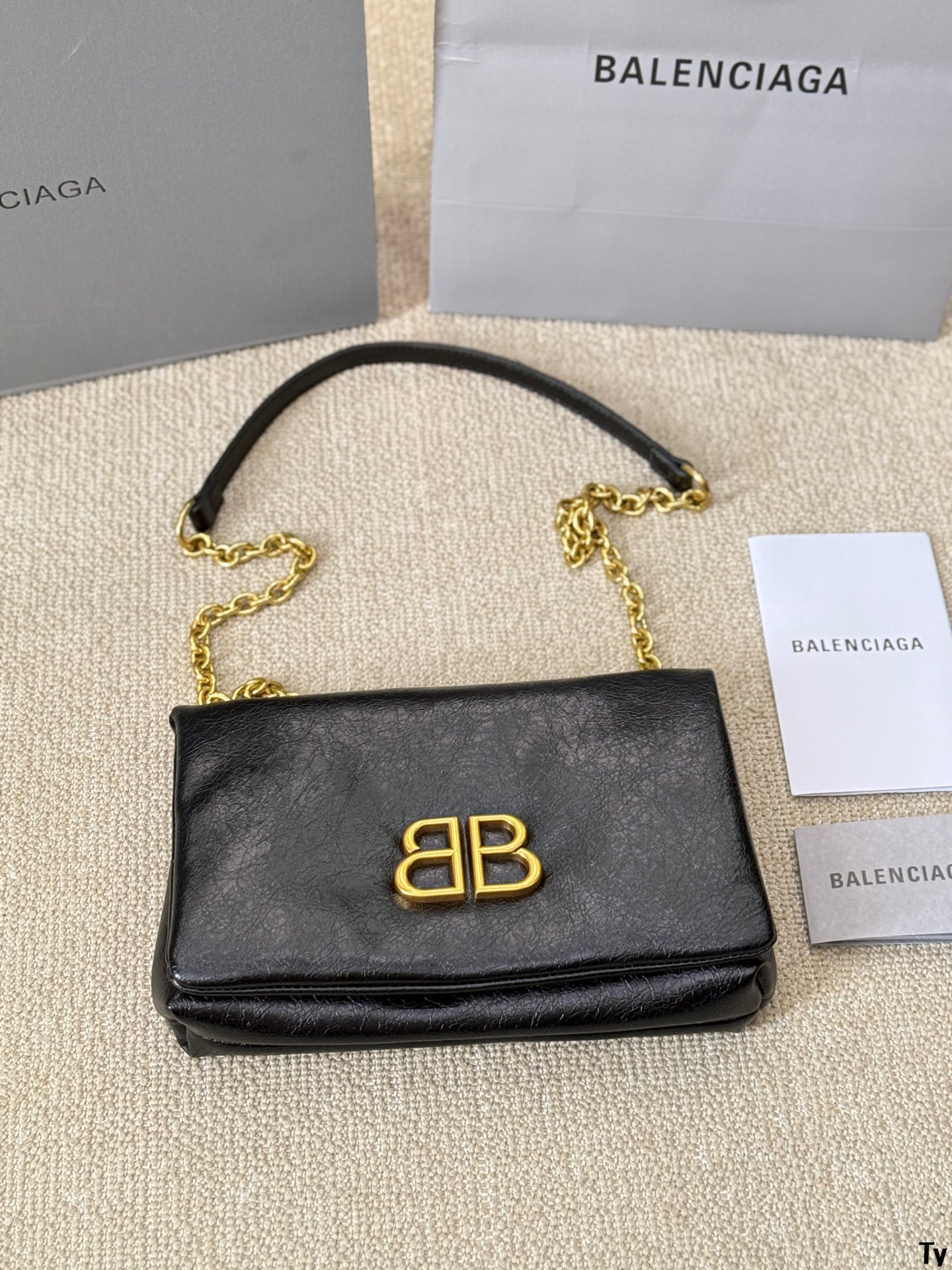 p135 巴黎 世家机车包 Balenciaga crush tote 别看mini小小的，这包可是很能装的呢大纸巾、皮包、粉饼、口红、车钥匙I、充电宝统统都放的进可以斜背、侧背、手提V 手提比较多拿上它你就是最潮流妞 尺寸24 16cm
