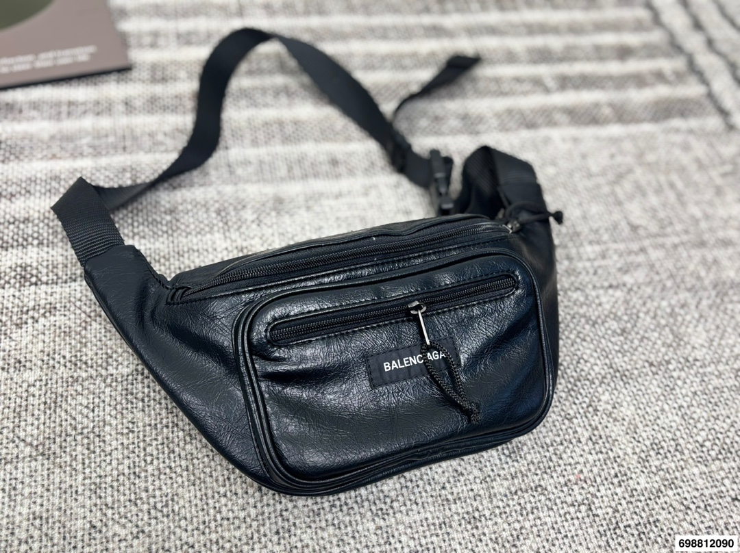 P120 巴黎世家腋下包 又出新单品▲新款 sling bag来啦~ 法棍包型超级实用的一款! 尺寸29.18