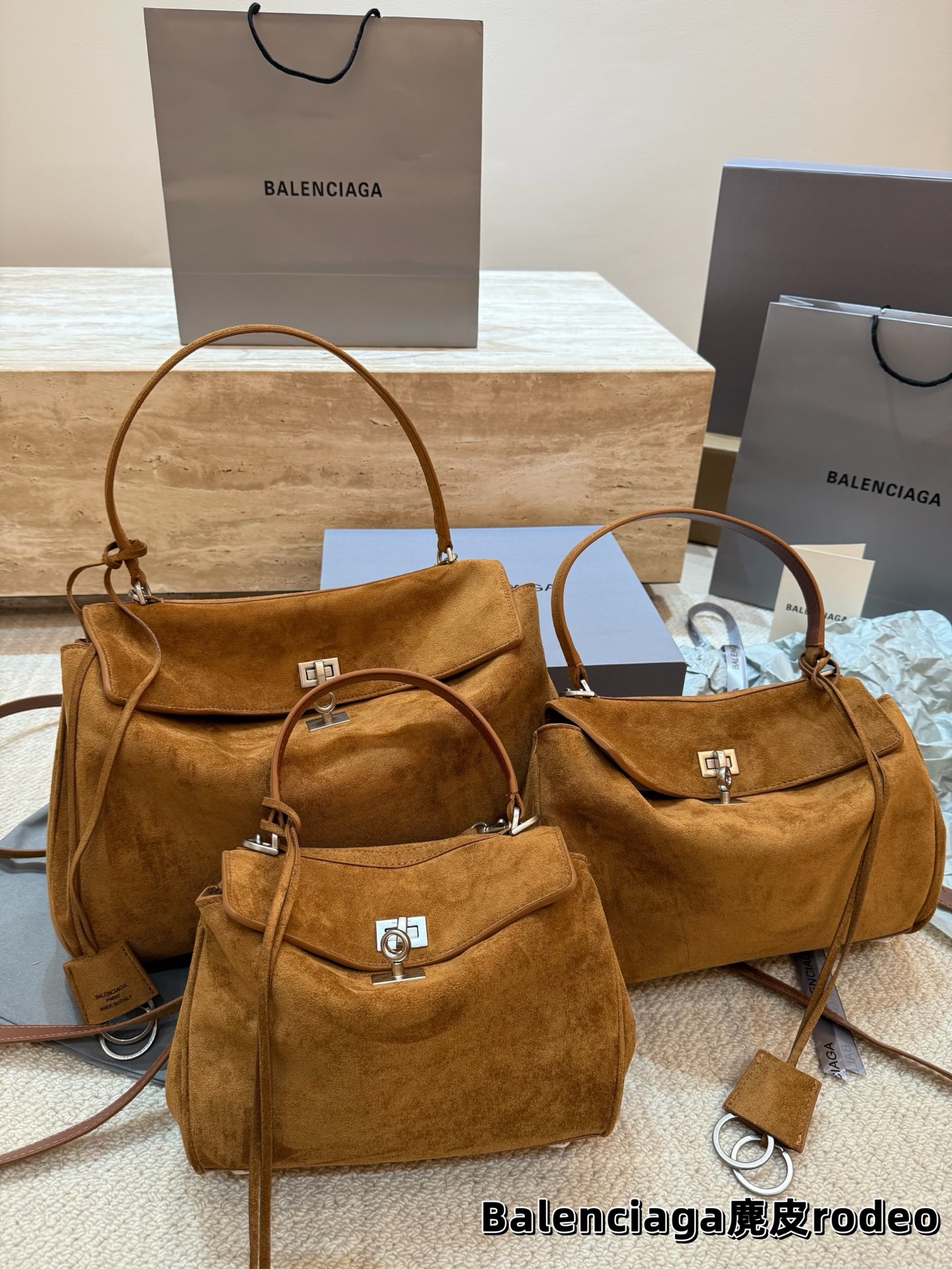 顶级原单 P245 P235 P230 巴黎世家 麂皮RODEO 托特包（银扣） 矮个子也能驾驭的一款包包！ 虽说是有两个扣子 建议老婆们扣在里面 前面可以拉拢下来更有设计感 更独特 和秋冬季的衣服超好搭！超米超喜欢💕 尺寸中号35.23 小号28.20 迷你22.17