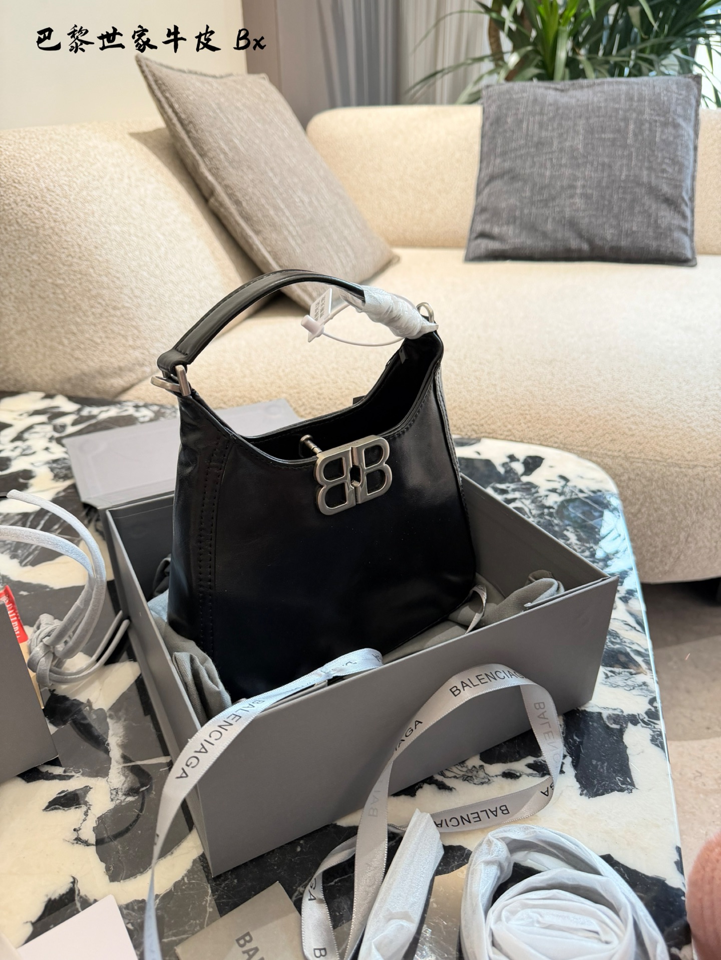 p180 巴黎世家最新款BBsofthobo 巴黎世家太精艳啦 时尚的设计，简约又大气，容量可观✔️ 包身自重轻，实用性超强，同时还不失时尚感 背上他，瞬间成为街头时尚达人，回头率超高🤫 单手柄手提，可调节可拆卸斜跨肩带❗️❗️ 做旧银色BB标识金属五金配件🖤 材质:头层牛皮 20cm