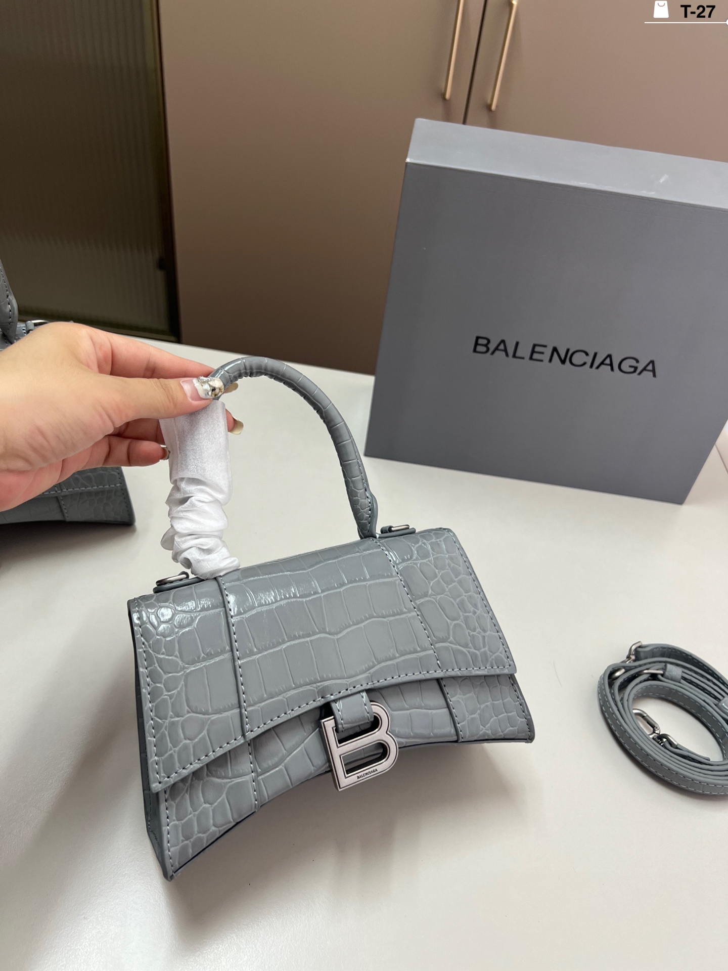 小💰p135 巴黎世家沙漏包（鳄鱼纹） 优雅 时尚 简单又大方 还带给你带来复古潮流的感觉 T-27尺寸19&times;9/22&times;10折叠盒
