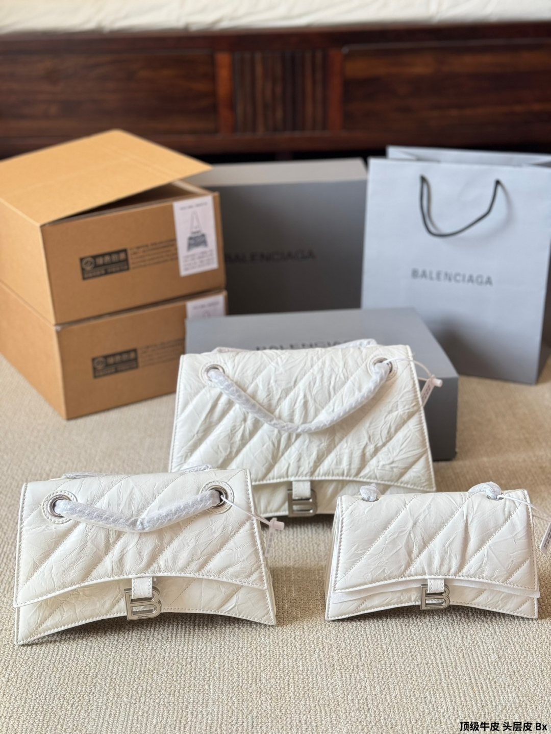 顶级原单 头层皮 p230/p200/p180 有Bella独特的氛围感了，好绝。 有Bella 那味儿了 一独特的氛围感好绝。 来自巴黎世家 Crush气场强大的实用型 大包包强势回归！ 巴黎世家 Crush 以 Hourglass 沙漏包廓形为基础，特殊 处理后呈现出皱褶纸质感的纹理，软软的包身 十褶皱 感皮质，满满的前卫感！ 整个包真的一眼爱上，经典沙漏轮廓，皮质柔软，手感 像枕头一般超级好！尺寸大号30 20cm 小号25 15cm 迷你20 13cm