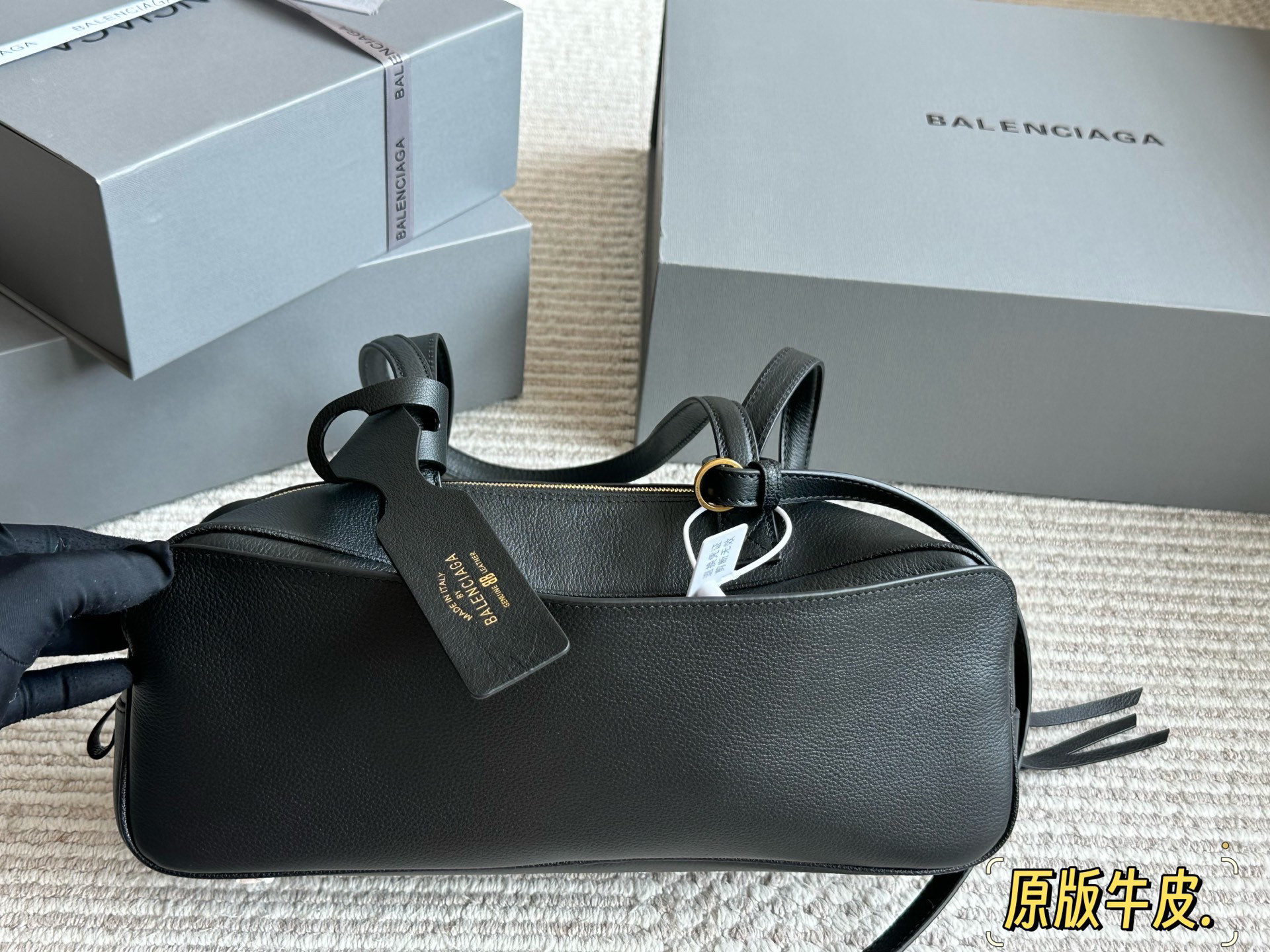 💰 280 原版牛皮 酷帅天花板 巴黎世家新推出的保龄球系列真的鲨疯了!!独特弧形包身上身辨识度直接拉满 双提手设计超贴心上身优雅大方，亦可单肩背随性自在 黑色牛皮材质质感无敌，光泽度恰到好处，看起来高级又耐造 32*12cm 配盒