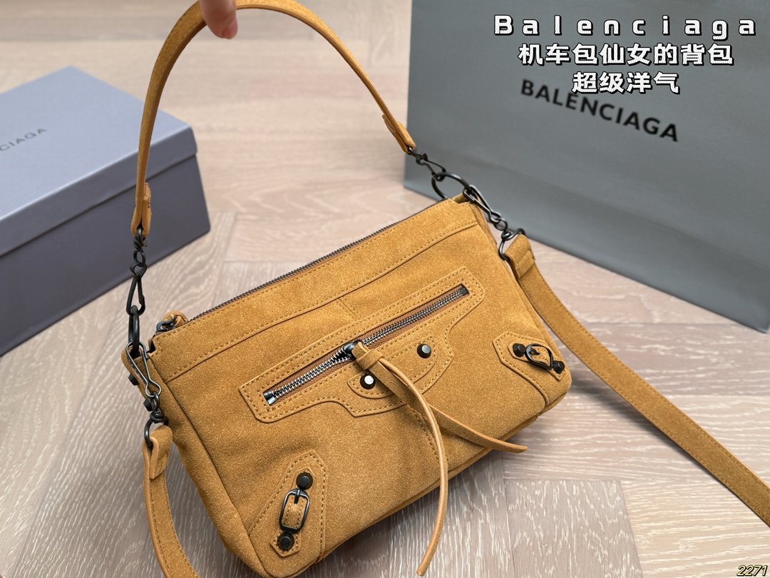 麂皮&yen;165配盒 Balenciaga 巴黎世家机车包 仙女的背包 完完全全 被迷上啦 仿佛进入仙境般 是每个可爱的小仙女必备 尺寸28 18