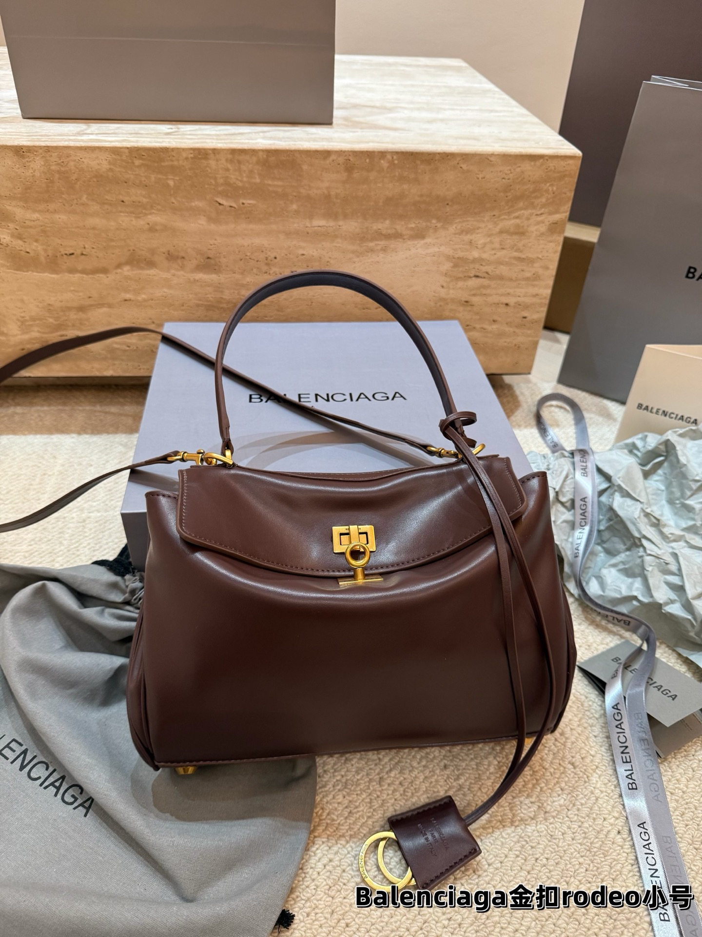 顶级原单 P240 巴黎世家 RODEO 托特包 矮个子也能驾驭的一款包包! 虽说是有两个扣子 建议老婆们扣在里面 前面可以拉拢下来更有设计感 更独特 和秋冬季的衣服超好搭!超米超喜欢💕 尺寸小号28.20