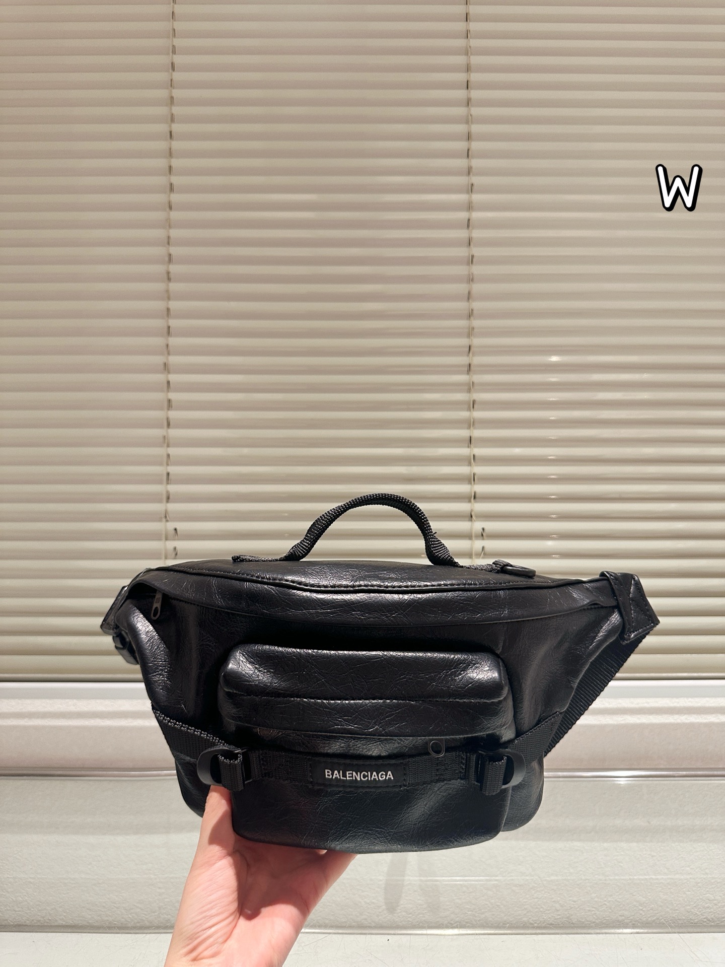 P140 巴黎世家 ARMY 系列腰包 &bull;巴黎世家ARMY系列腰包，黑色小羊皮材质，手感细腻又耐用，机能风设计超有型！拉链+多口袋，收纳超方便，通勤、户外都能用林。肩带可调节， 腰包斜挎随心切换，百搭又实用。ARMY系列硬朗风格，潮流爱好者必入，搭配简约或机能风穿搭都很出彩 26x21x9cm约 26x21x9cm，