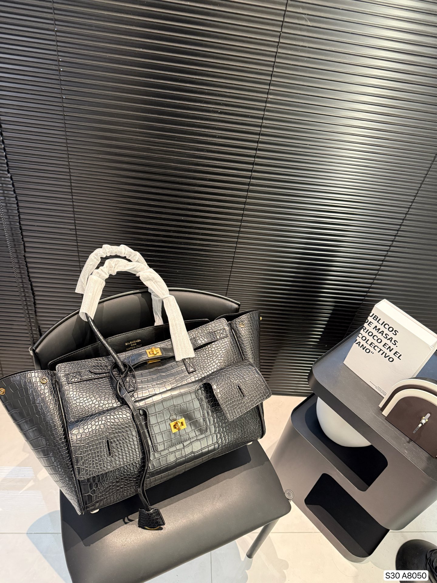 P200 巴黎世家新款RODEO大廓形包包 柔软的大廓形包包 上身慵懒感立刻get、 真的很喜欢又方便又酷的超实用大包! 尺寸38 28 货号A8050