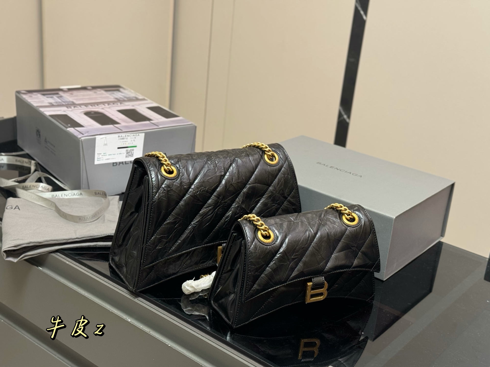 &yen;190 &yen;240 配盒牛皮 size：25*16cm 31*19cm crush直击我的心 巴黎世家新款包包 crush真的太高级了吧! 材质摸起来超级舒服~ 软fufu的颜值很高！