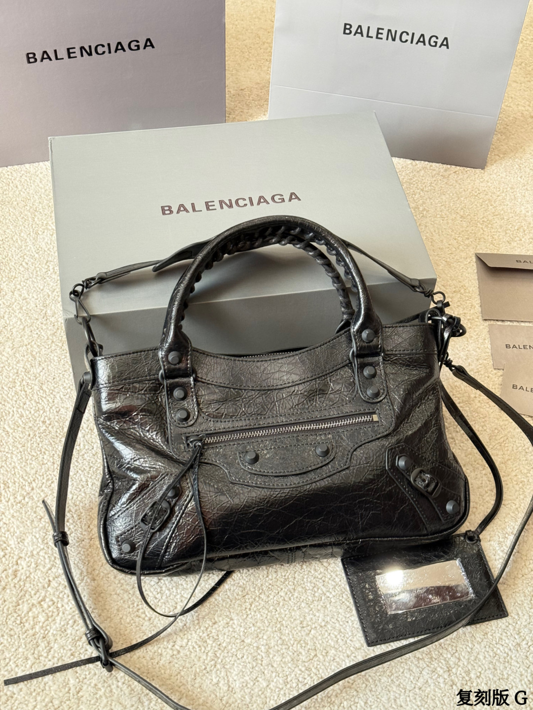 复刻版 p290 BALENCIAGA Le City Nano机车包 巴黎世家Le City Nano机车包，选用细纹羊皮革，质感柔软耐用。经典铆钉＋流苏设计，机车风满满，超有个性！黑色包身百搭，通勤休闲都能轻松驾驭。Nano尺寸小巧精致，内部空间合理，手机钱包都能装下，肩带可调节，单肩斜挎随心切换，实用又时髦！ 尺寸33.5 6.5 20