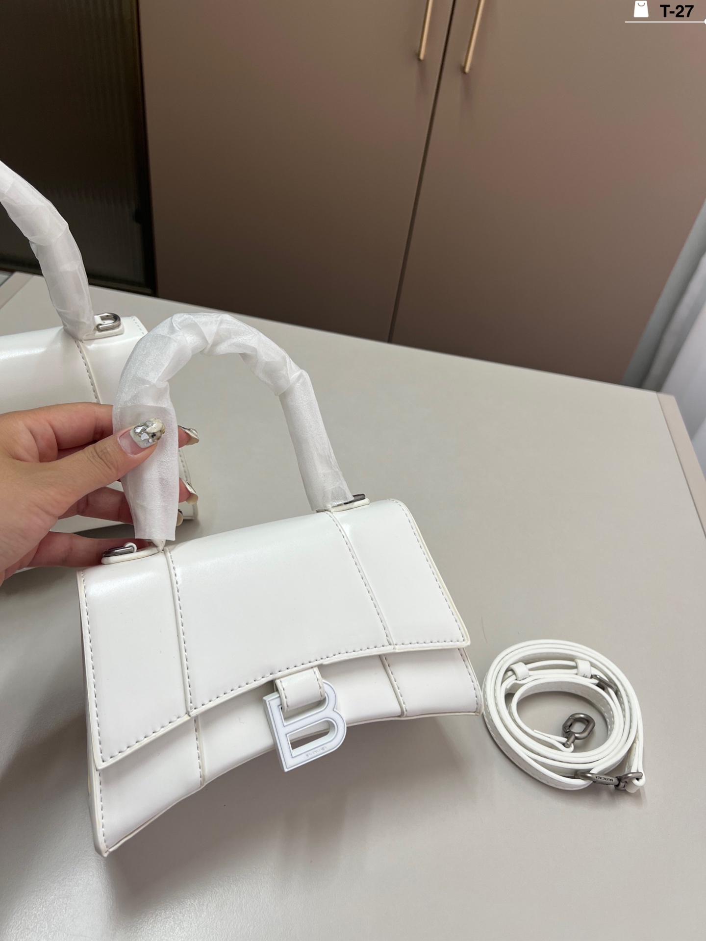 小💰p135 巴黎世家沙漏包（平纹） 优雅 时尚 简单又大方 还带给你带来复古潮流的感觉 T-27尺寸19&times;9/22&times;10折叠盒