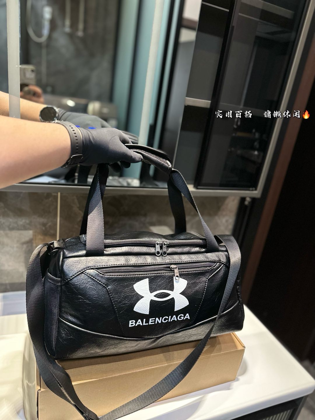 ❤️P175❤️ 种草巴黎世家的健身包联名安德玛 巴黎世家,时尚界的宠儿! 每一款单品都仿 佛在诉说着潮流的故事。 今日种草一个健身包包和安德玛联名的、这款包包,简直就是潮流界的超级巨星!它不仅拥有巴黎世家的奢华质感,还注入了安德玛的专业运动元素。巴黎世家,点燃时尚之火!它的设计充满力量感,让你自信满满地迎接每一个挑战。勇敢地展现自己的时尚态度 尺寸:39 18