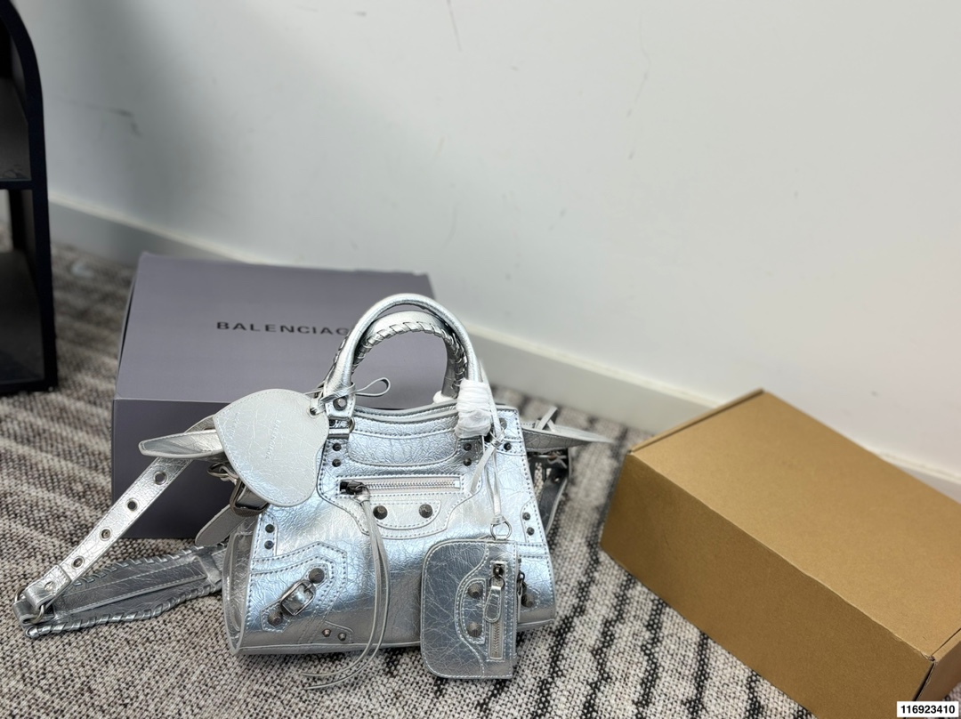 p260 配折叠盒 巴黎世家 Le cagole机车包 配件和爱心镜子很加分有点小亚和朋克的感觉 容量足够肩带可以调节长度当腋下包和斜挎包都很不错上身就是甜酷辣妹即视感 尺寸:26.18